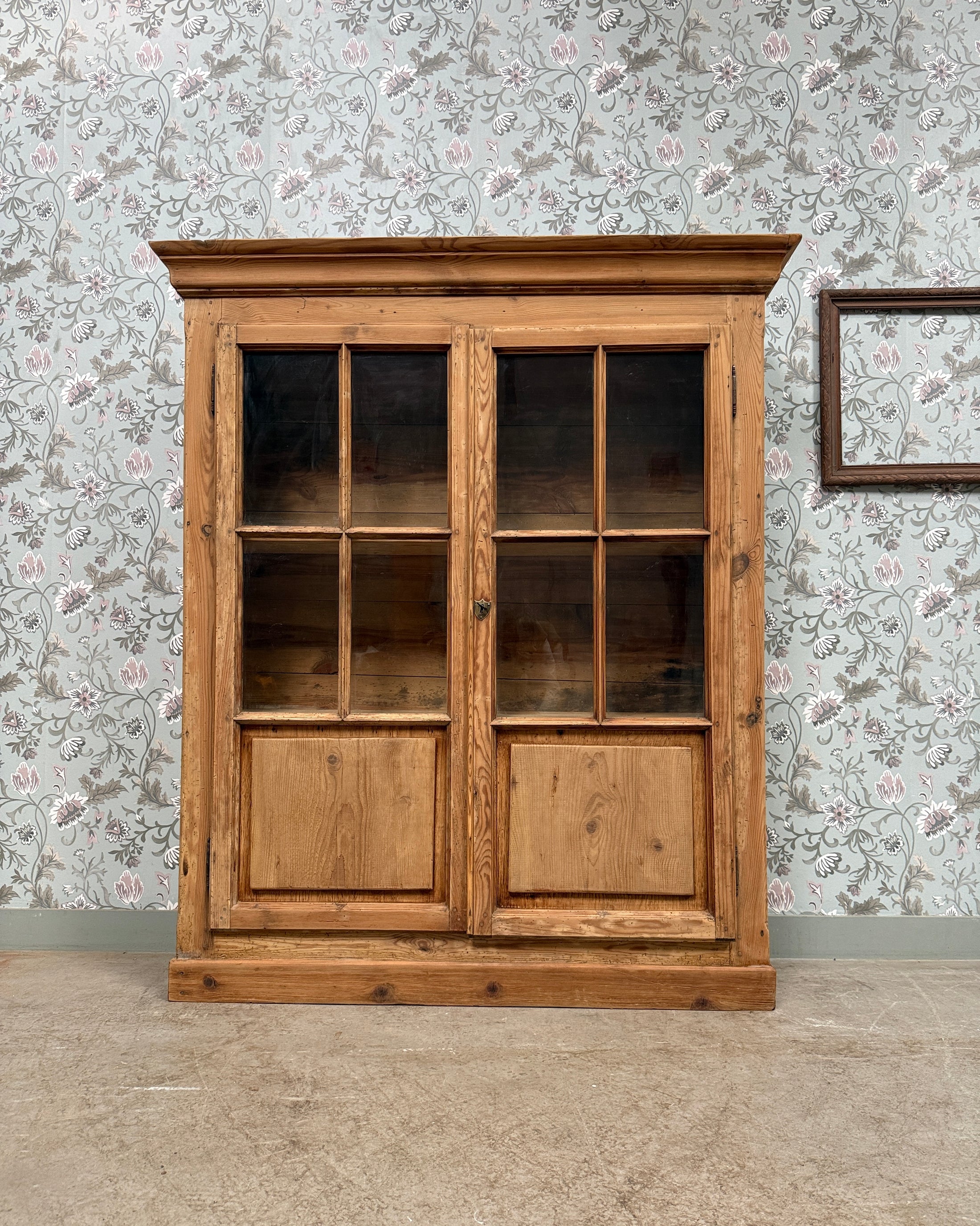 Vitrine campagne chic en pin