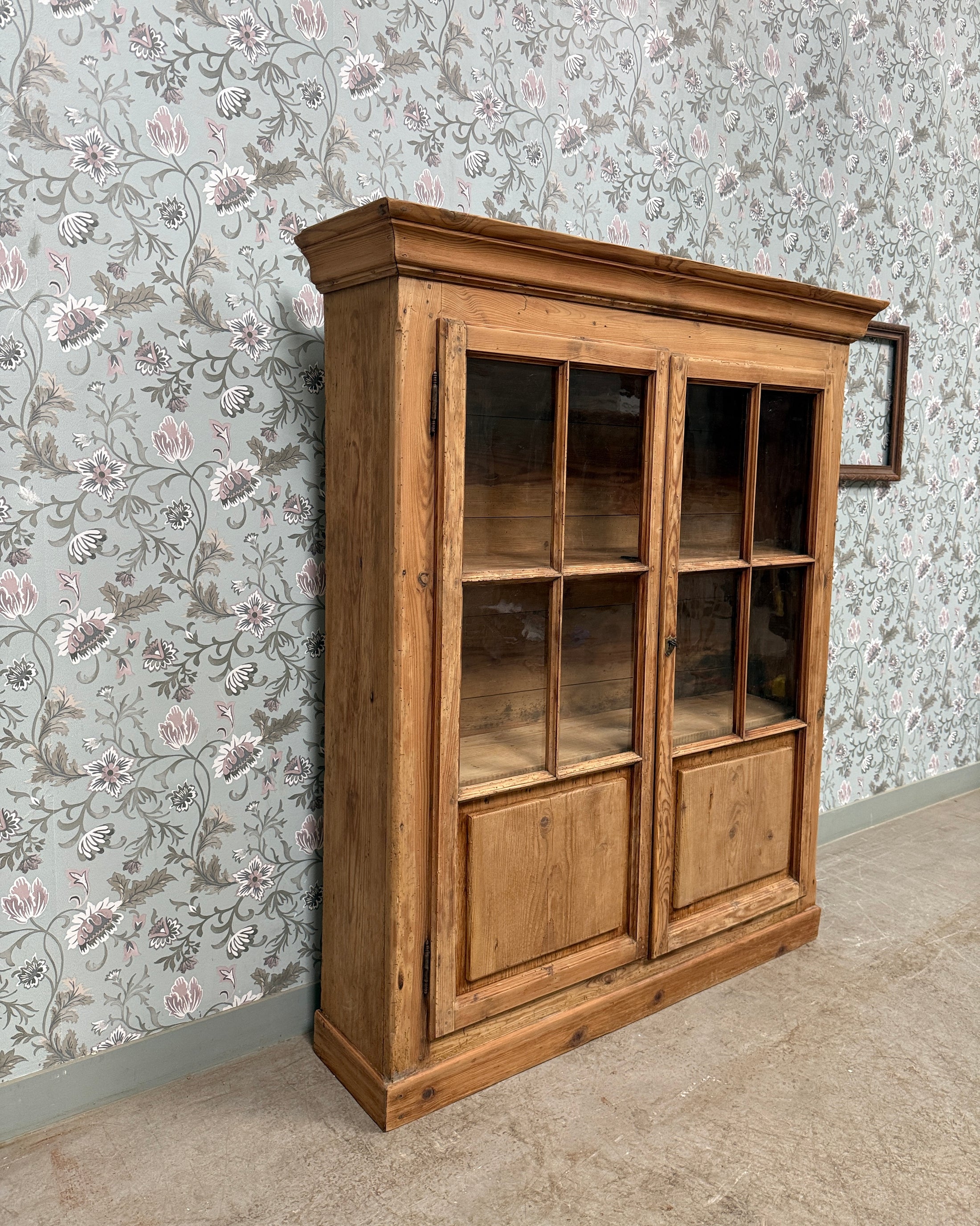 Vitrine campagne chic en pin