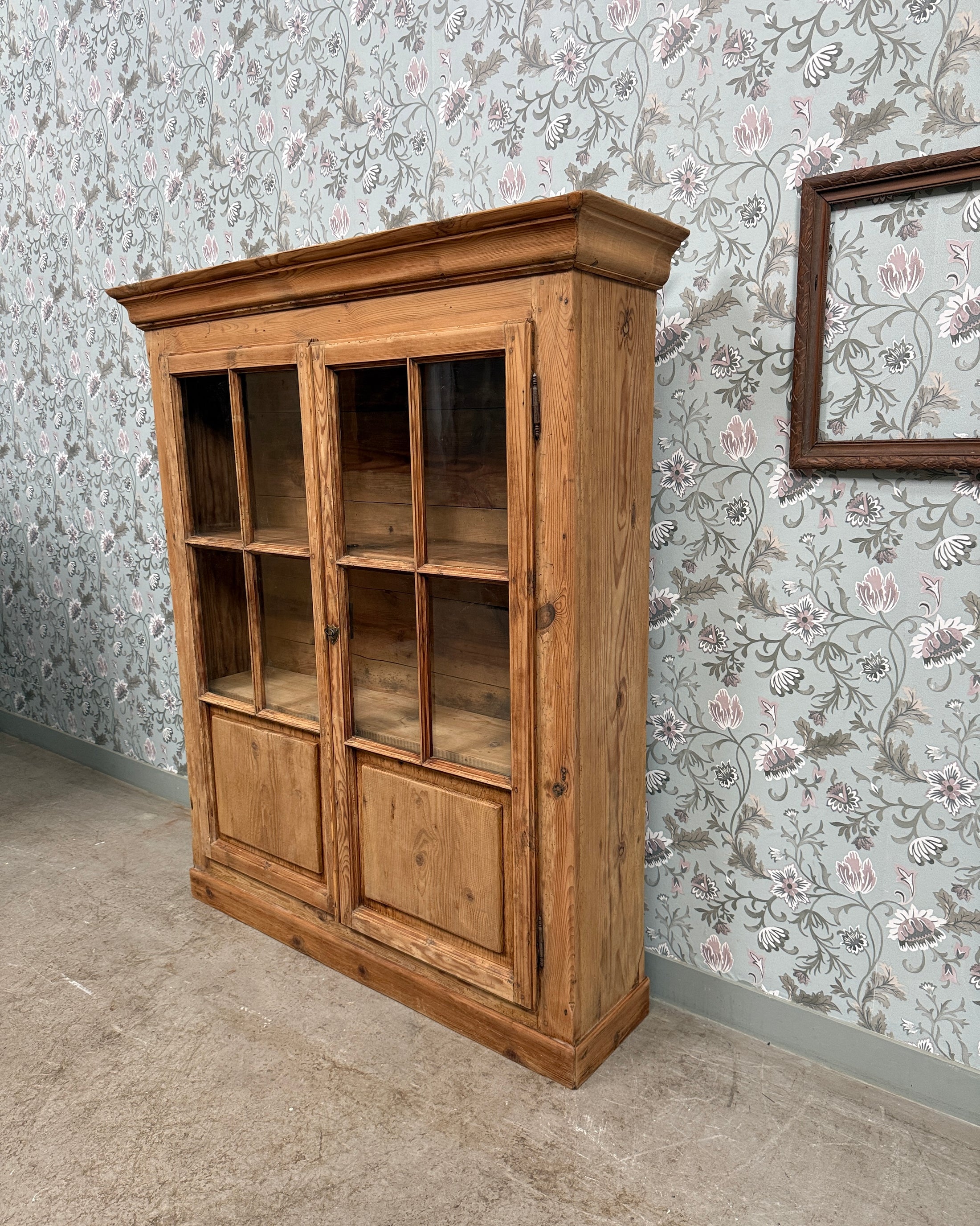 Vitrine campagne chic en pin