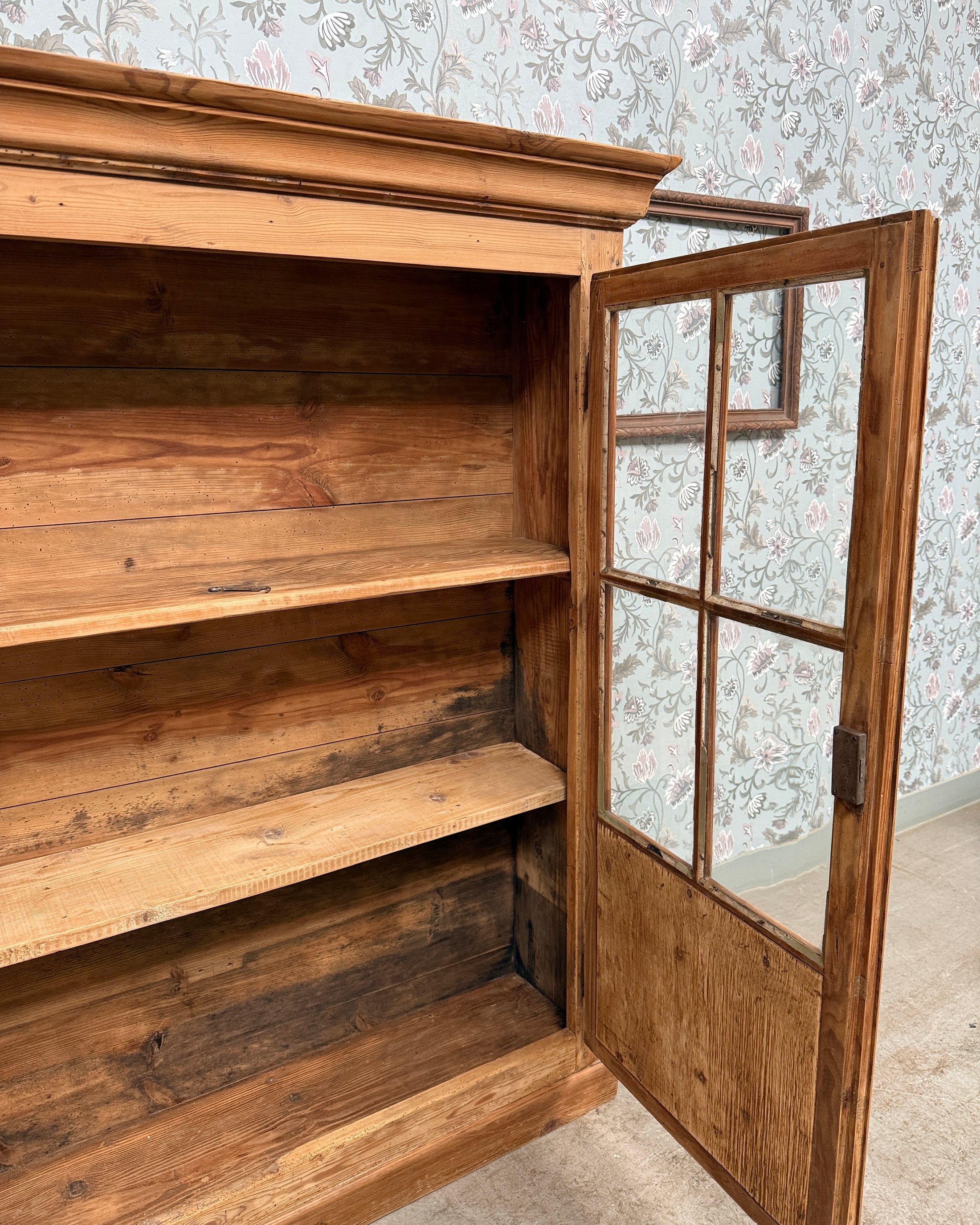 Vitrine campagne chic en pin