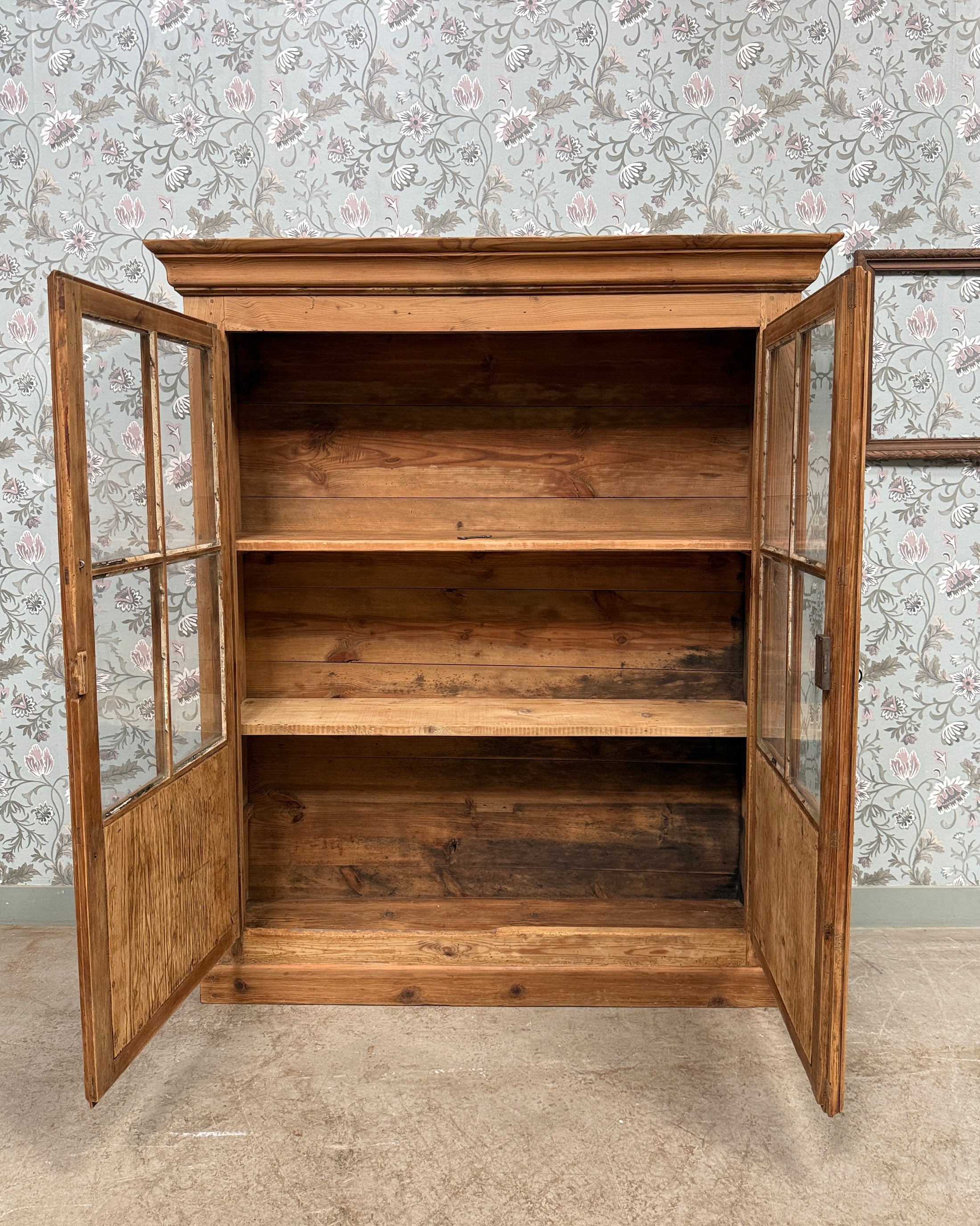 Vitrine campagne chic en pin