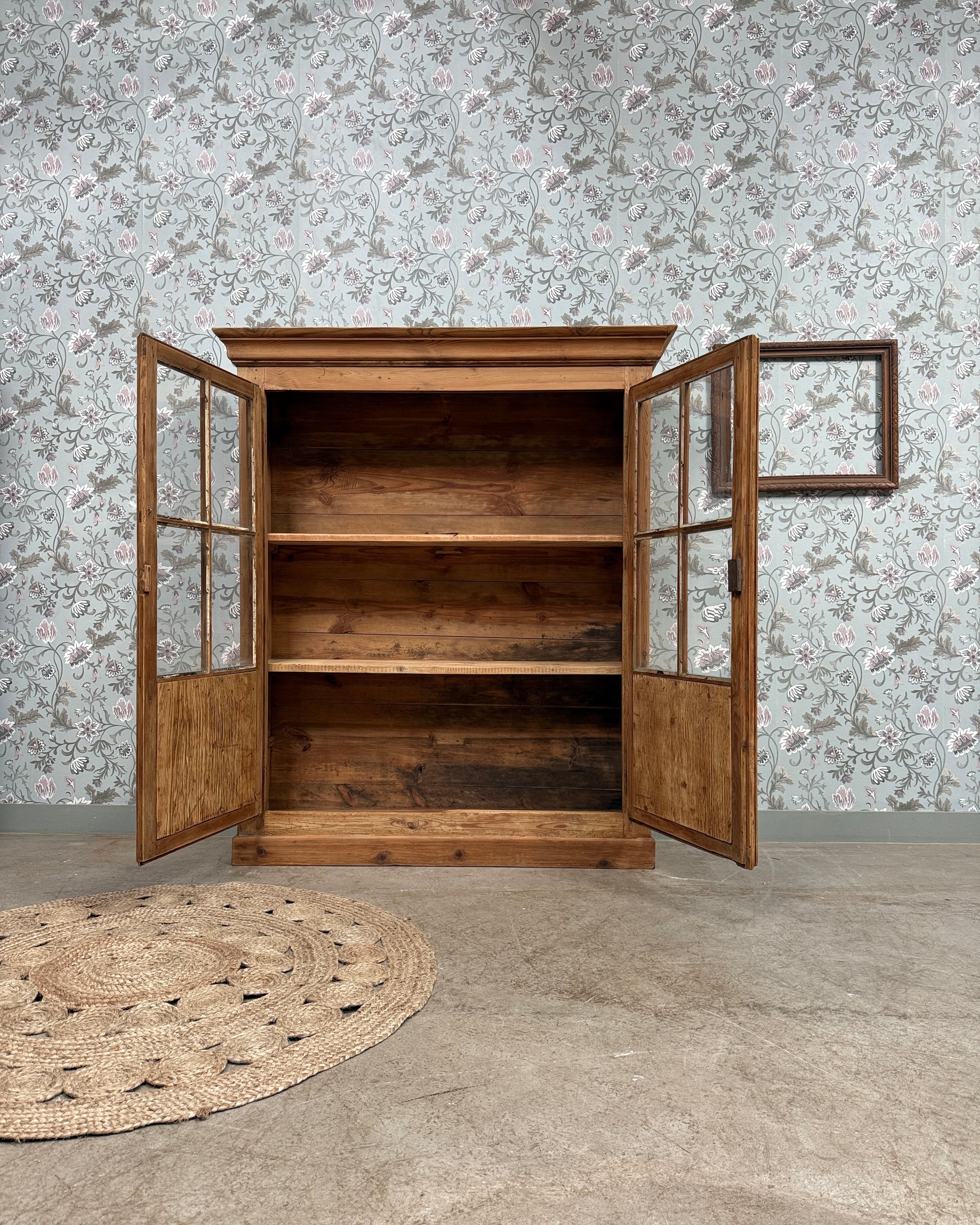 Vitrine campagne chic en pin