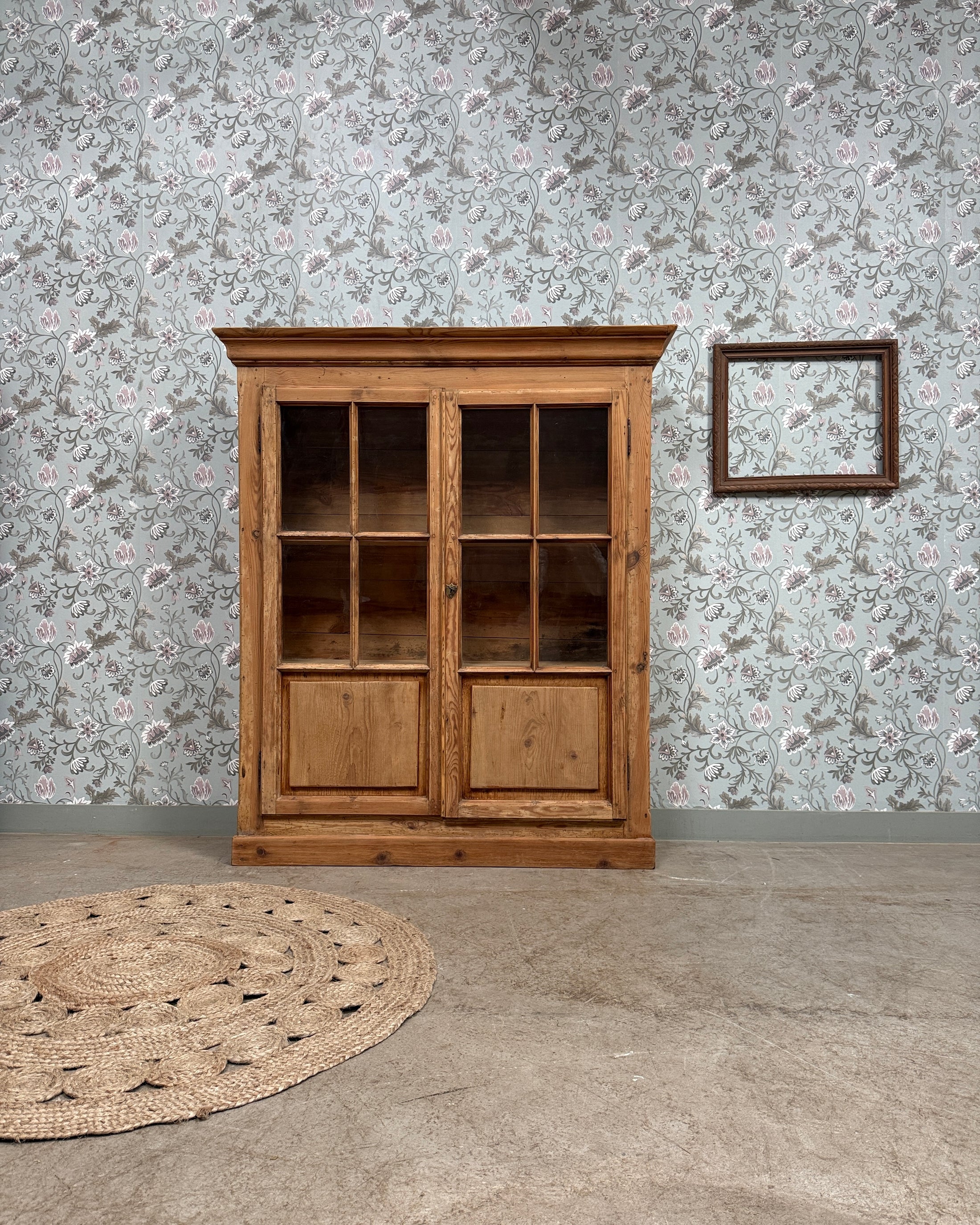 Vitrine campagne chic en pin