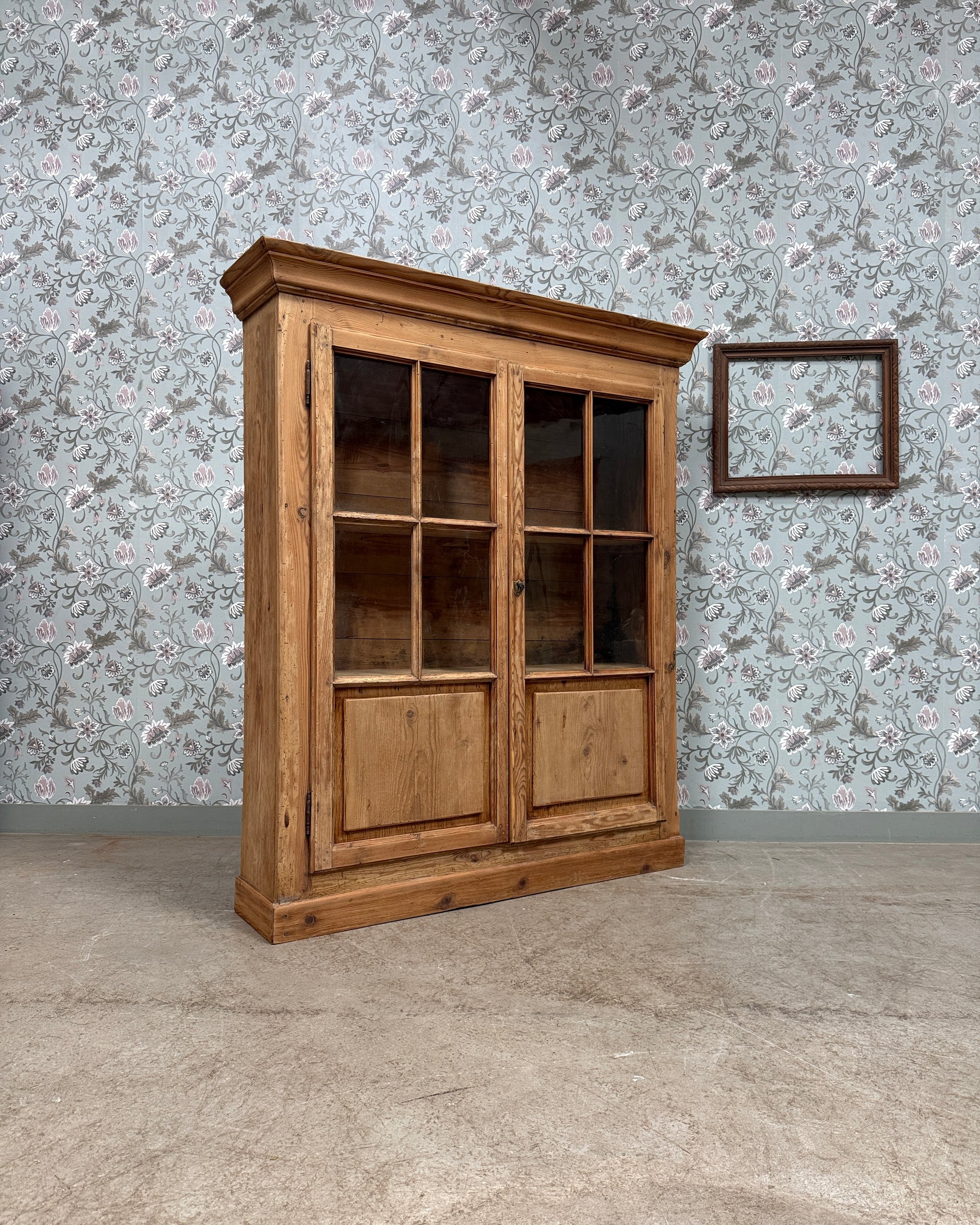 Vitrine campagne chic en pin