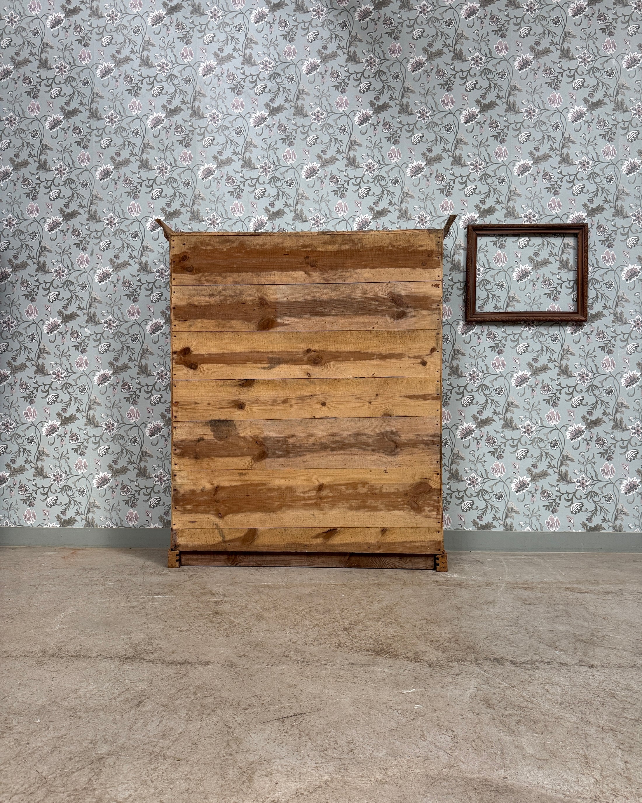 Vitrine campagne chic en pin
