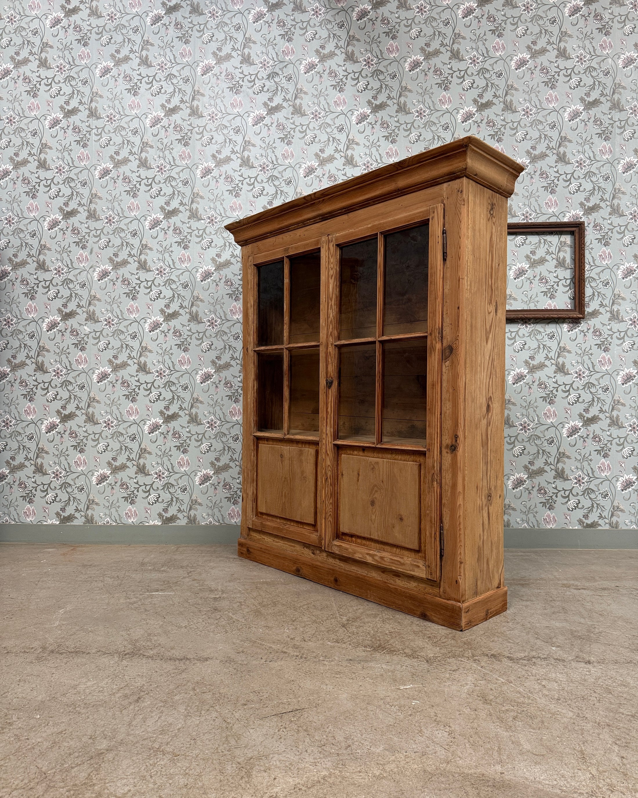 Vitrine campagne chic en pin