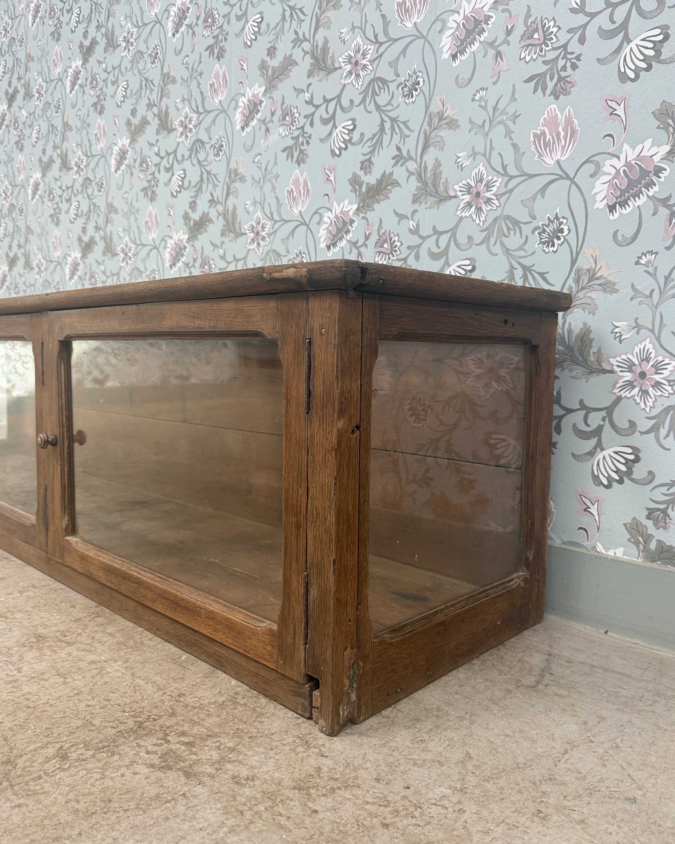Vitrine de magasin ancienne en chêne