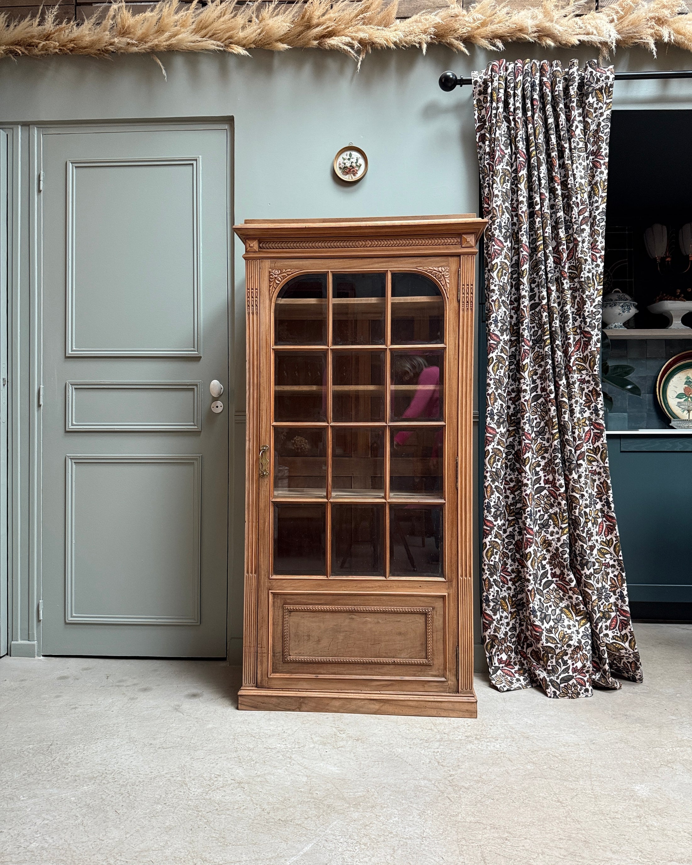 Vitrine parisienne une porte