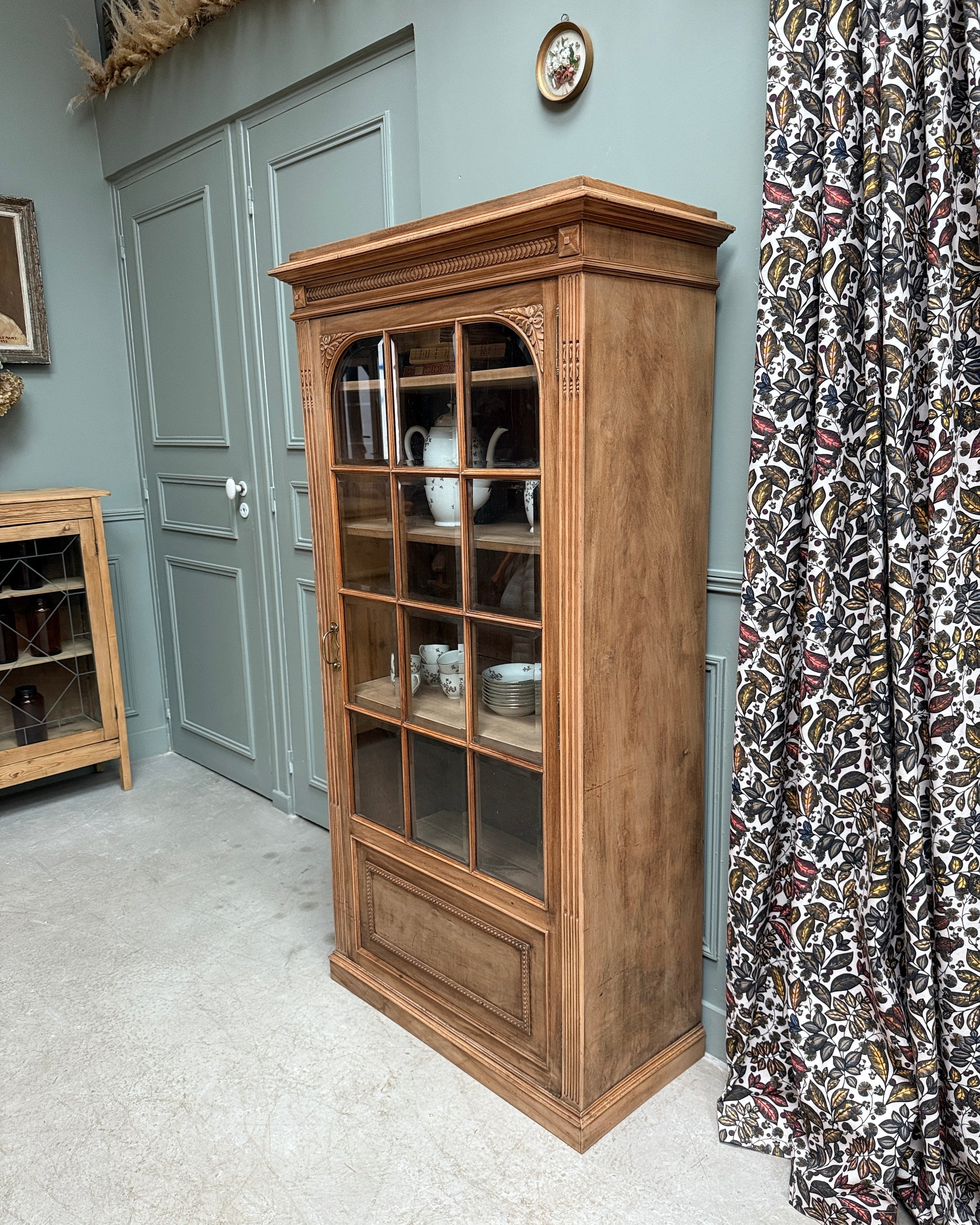 Vitrine parisienne une porte