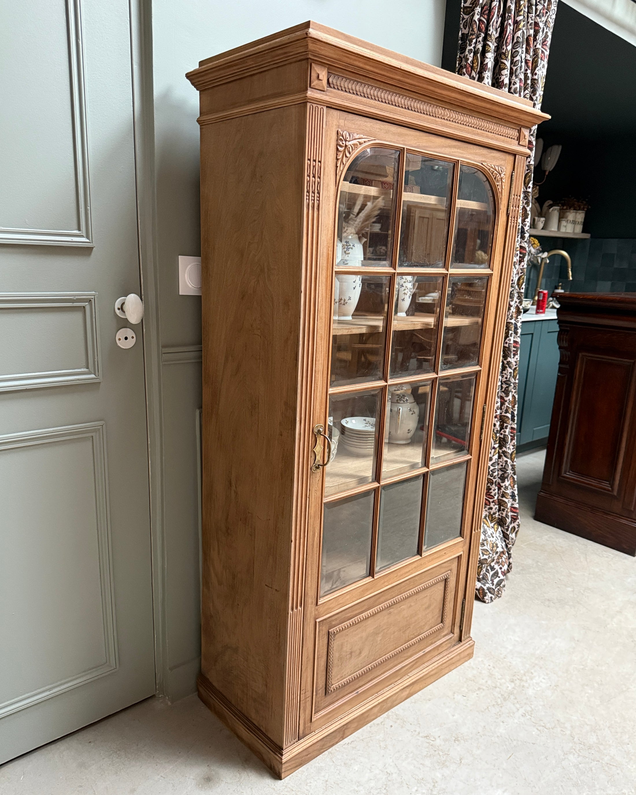 Vitrine parisienne une porte