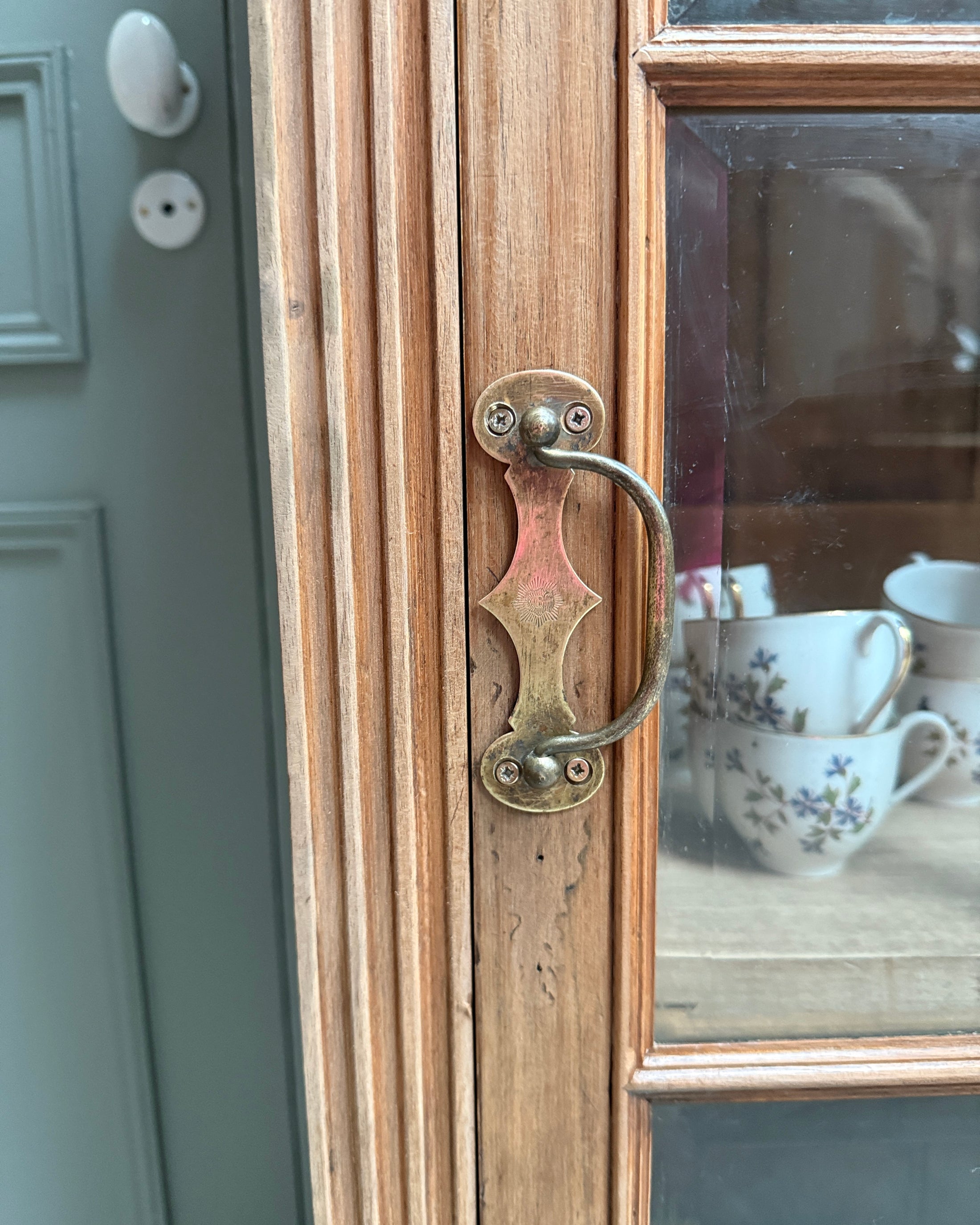Vitrine parisienne une porte