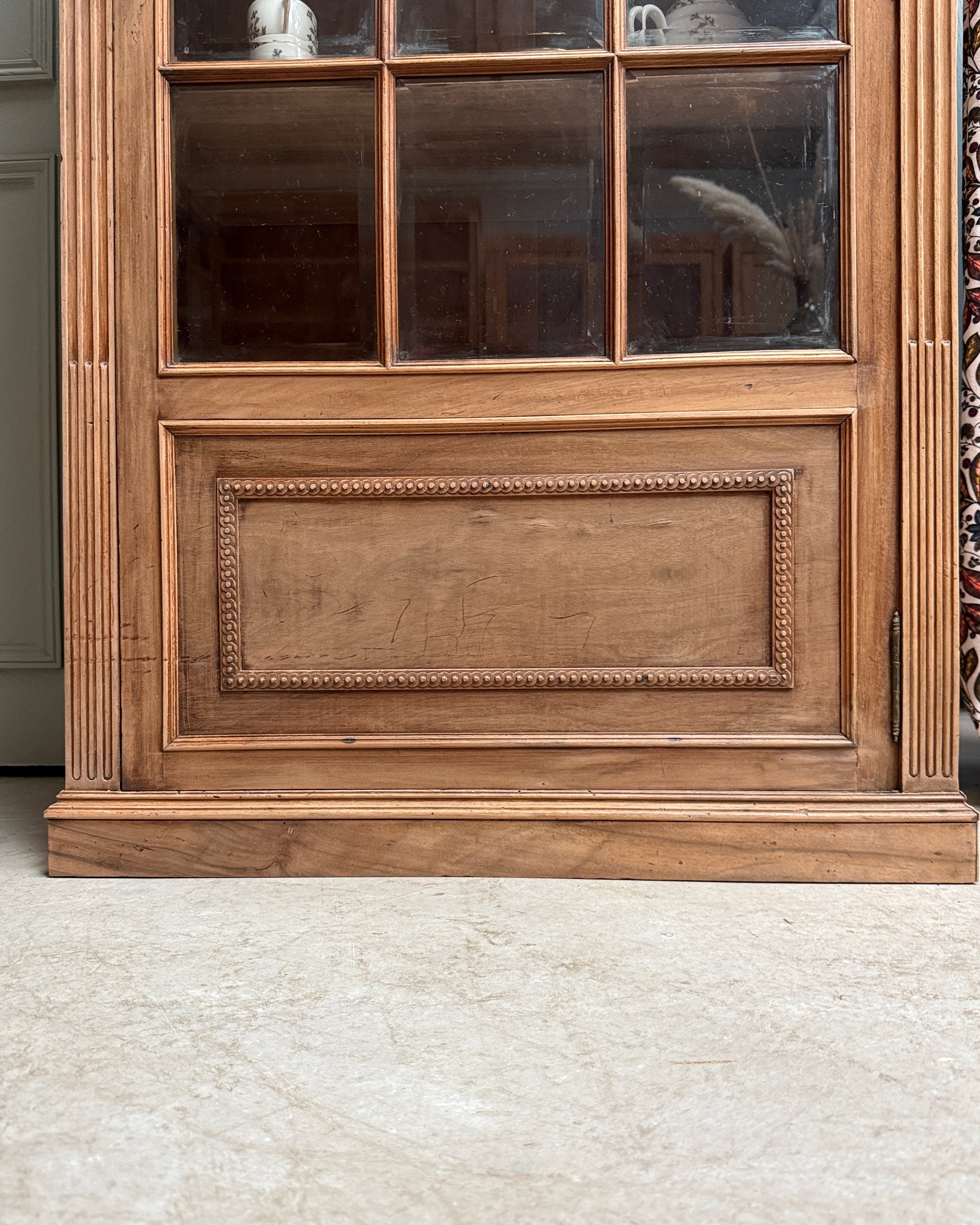 Vitrine parisienne une porte