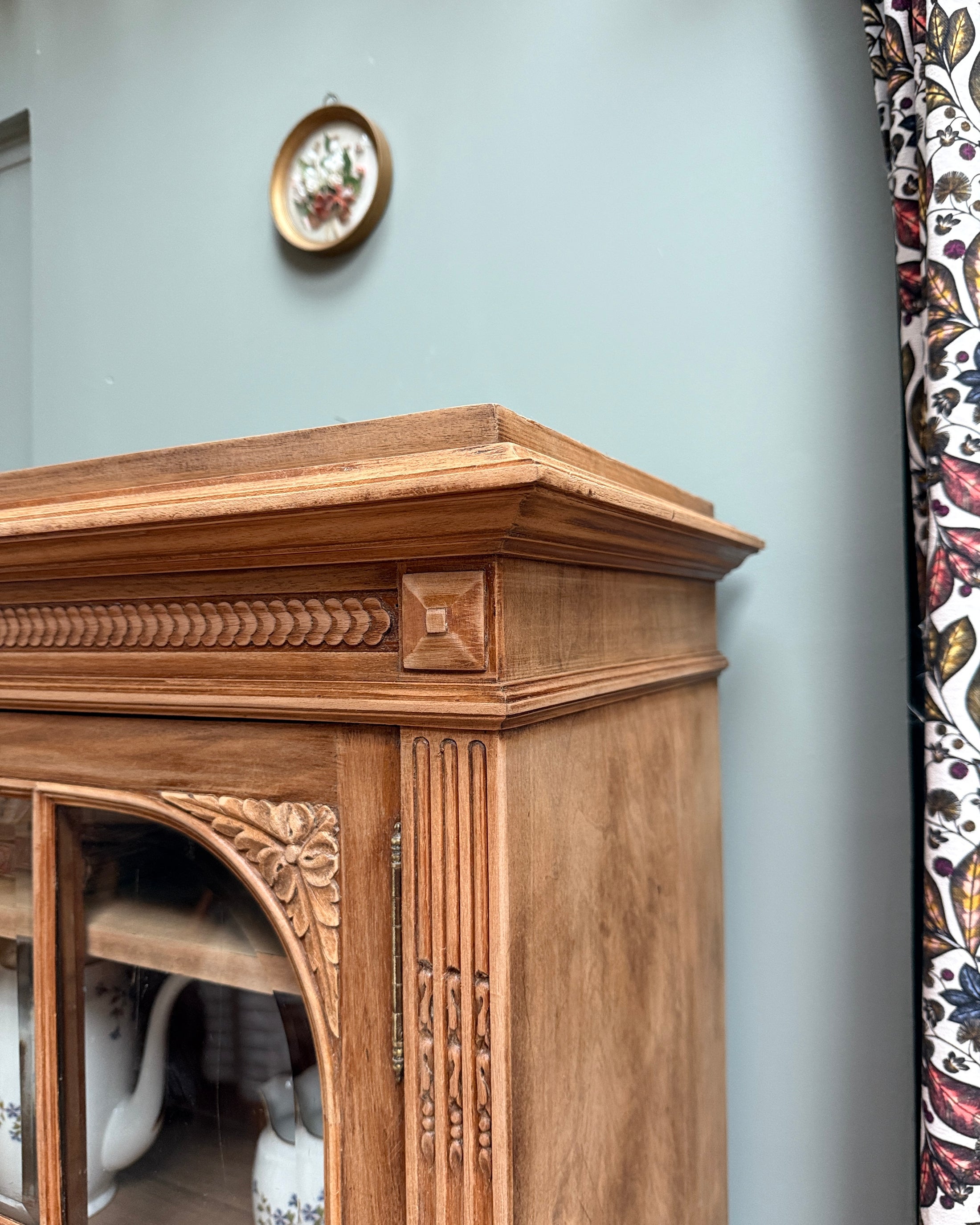 Vitrine parisienne une porte