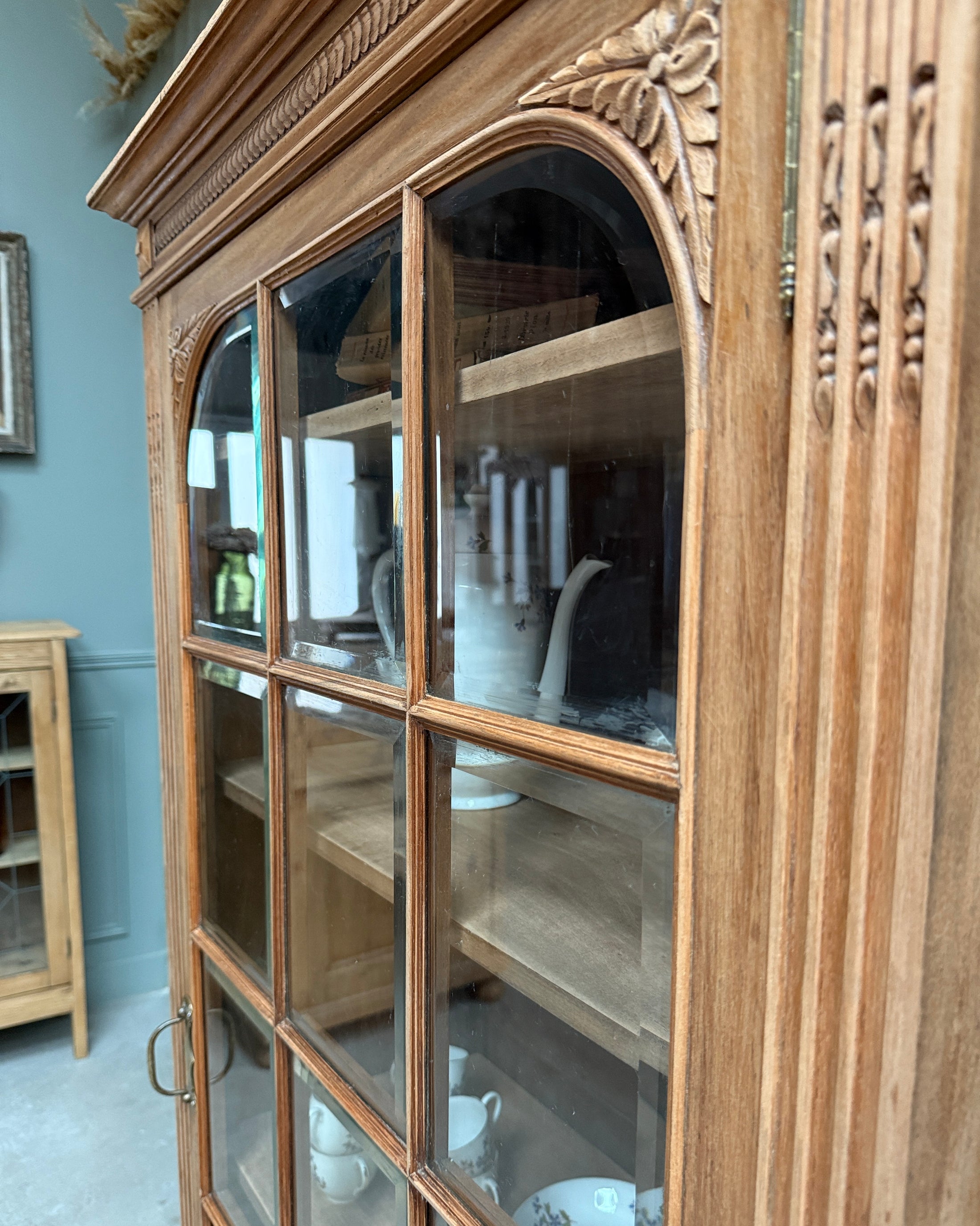 Vitrine parisienne une porte