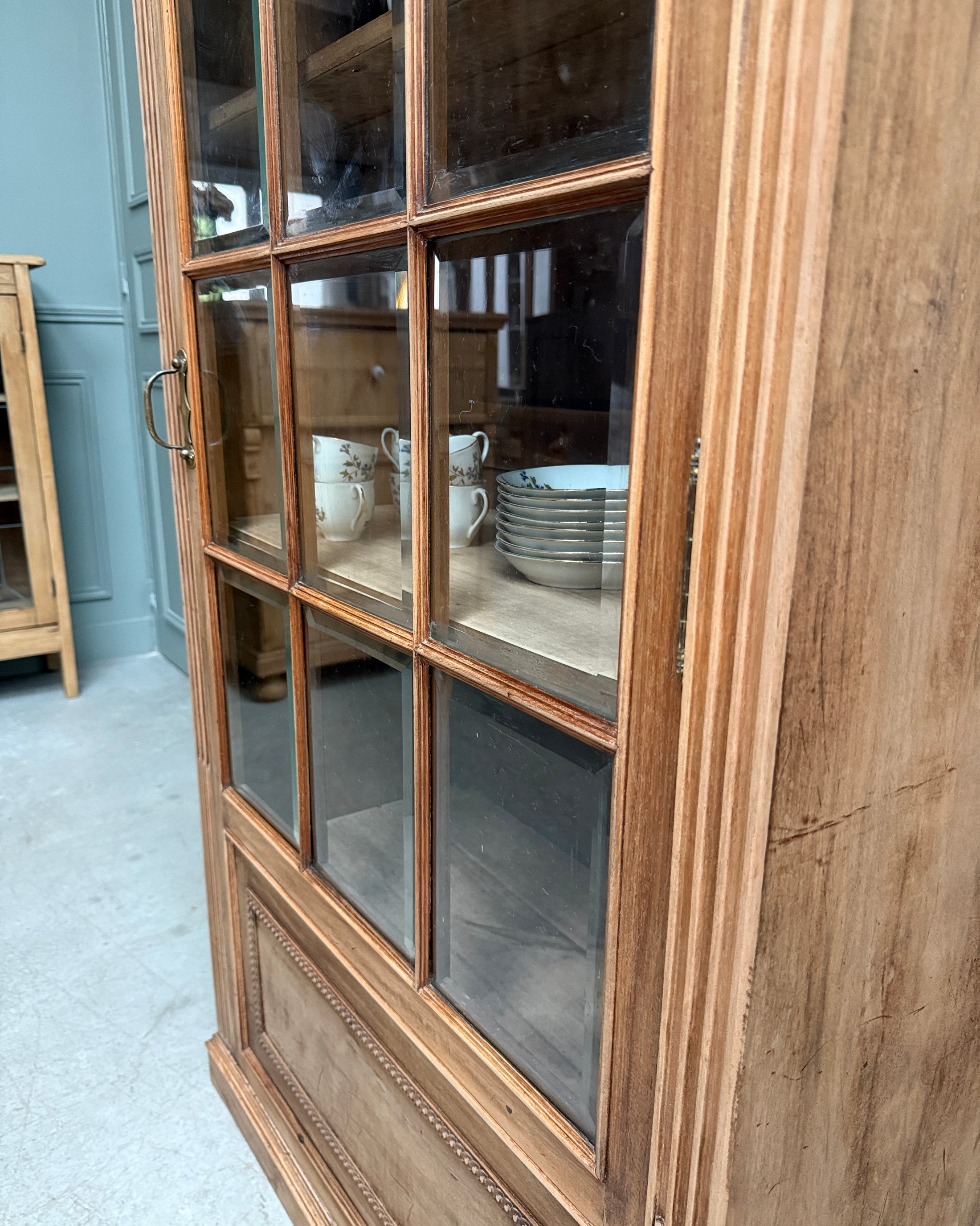 Vitrine parisienne une porte