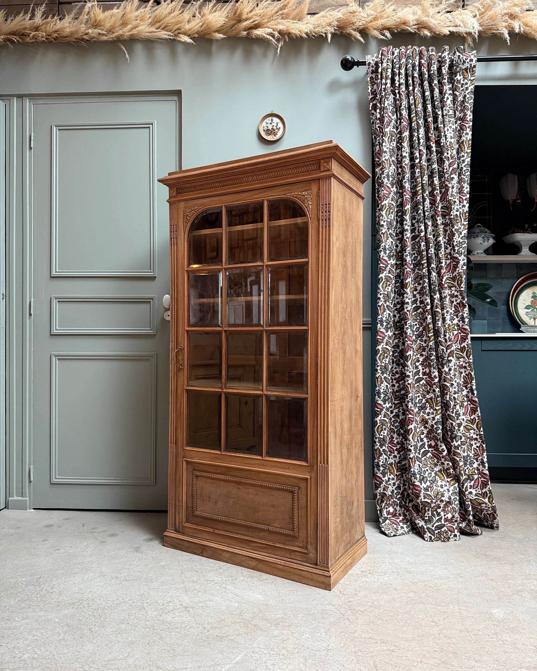 Vitrine parisienne une porte