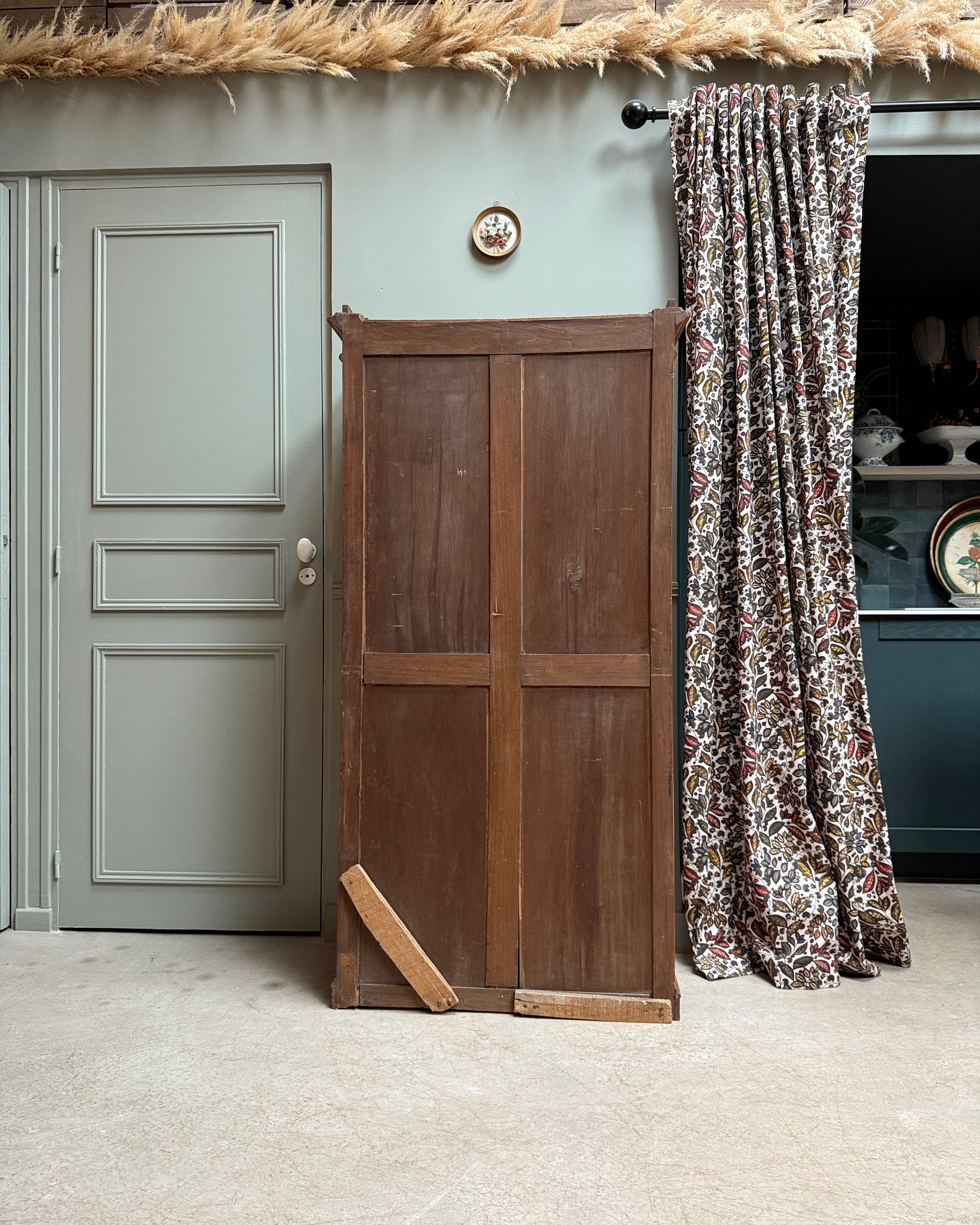 Vitrine parisienne une porte