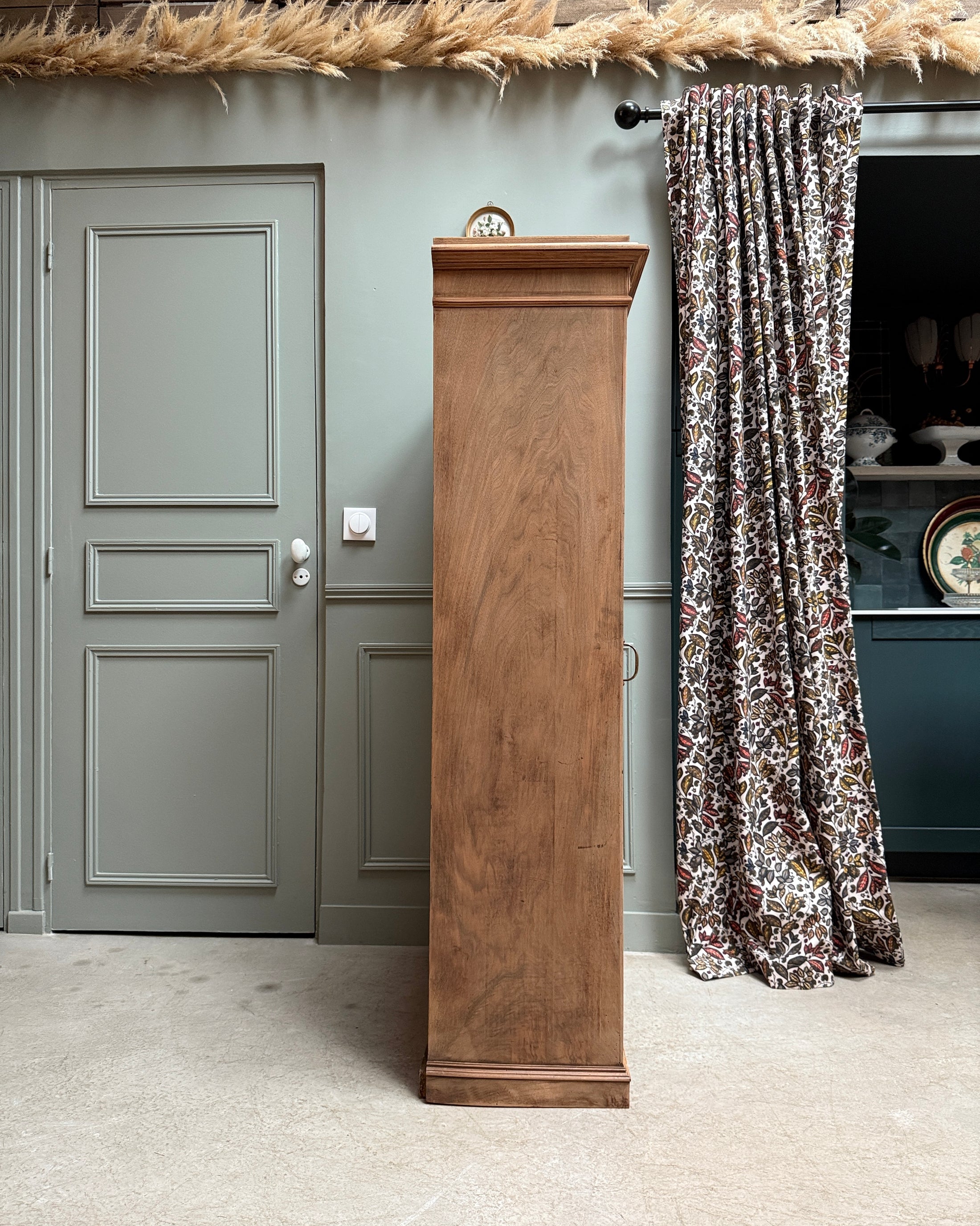 Vitrine parisienne une porte