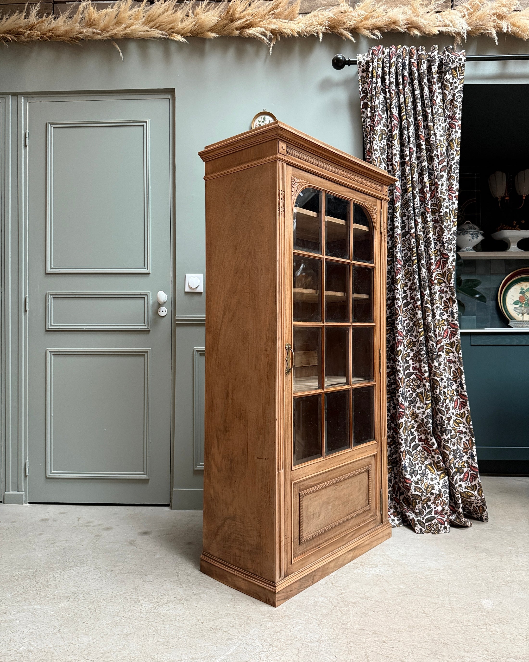 Vitrine parisienne une porte