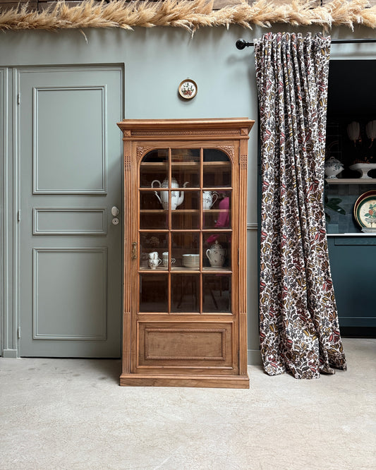 Vitrine parisienne une porte