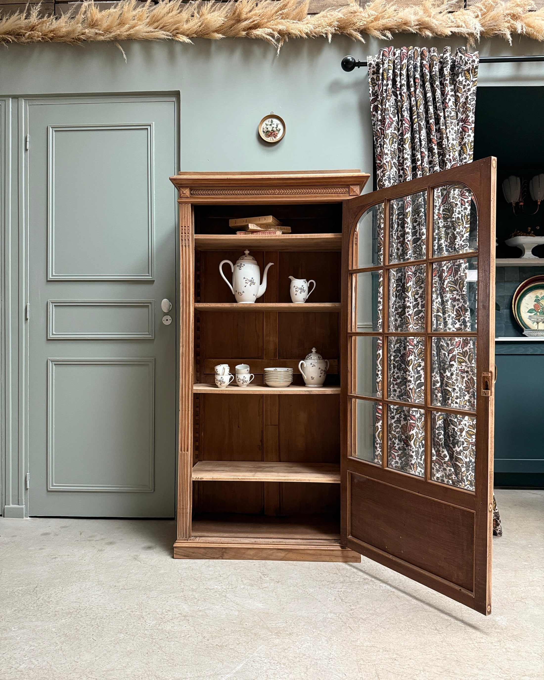 Vitrine parisienne une porte