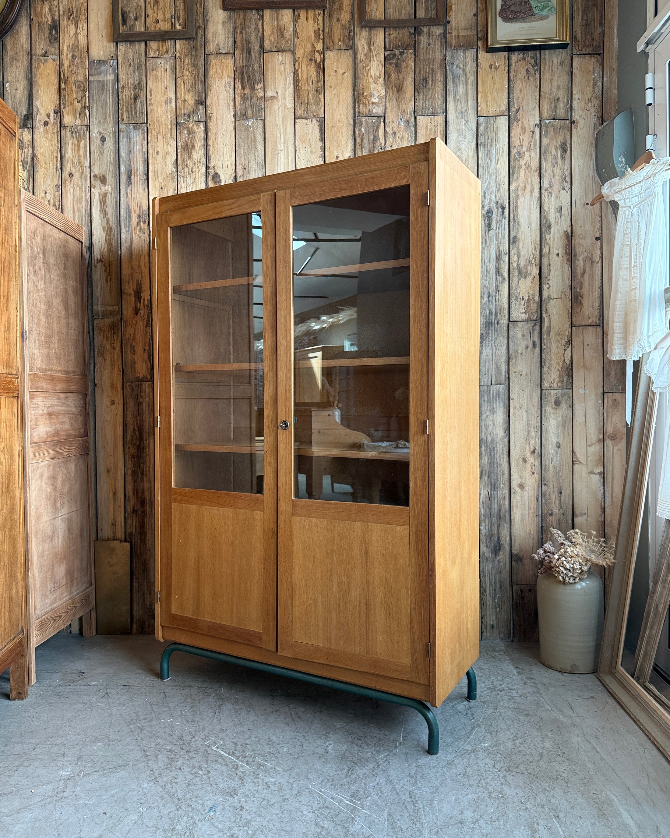 Vitrine vintage d’école