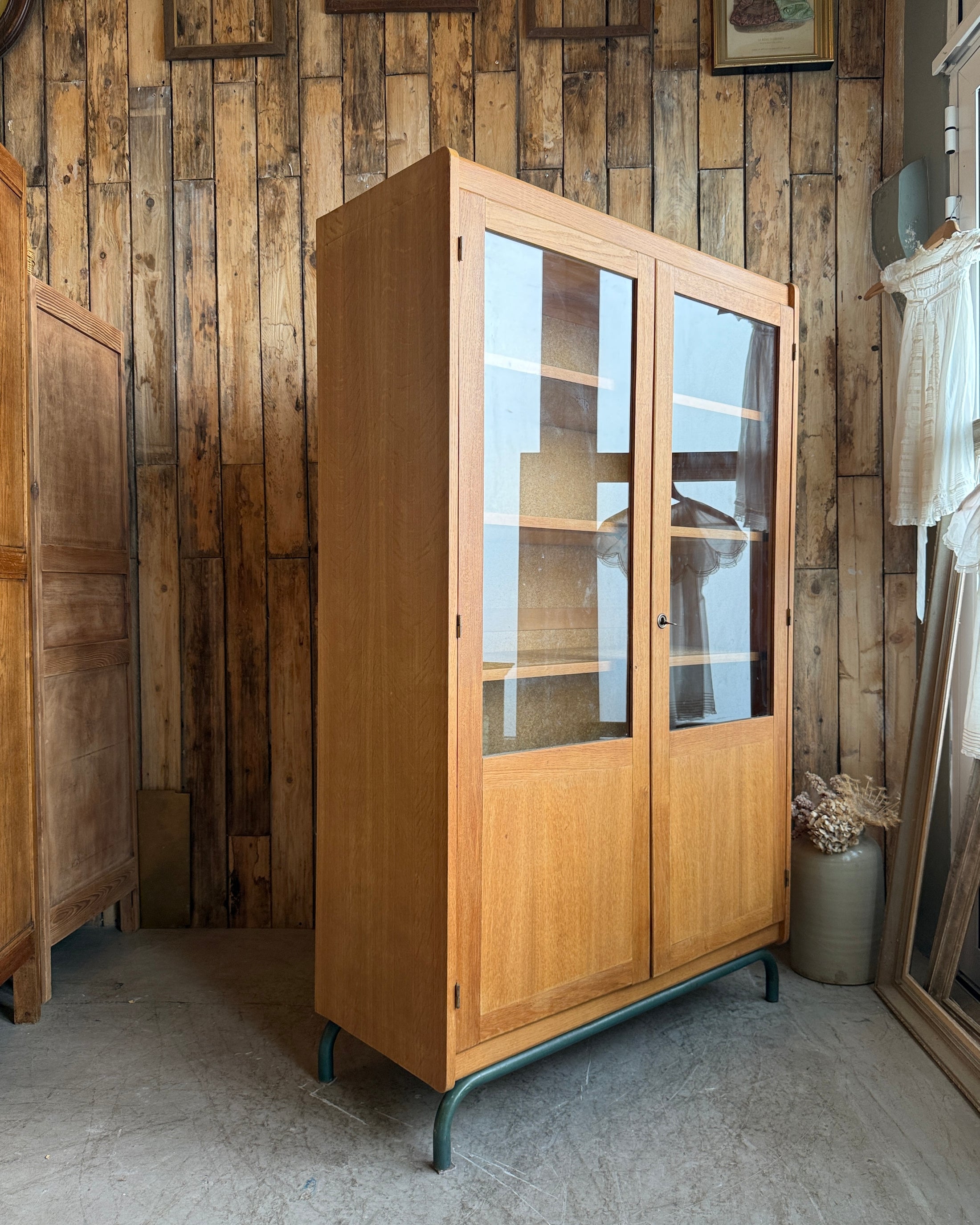 Vitrine vintage d’école