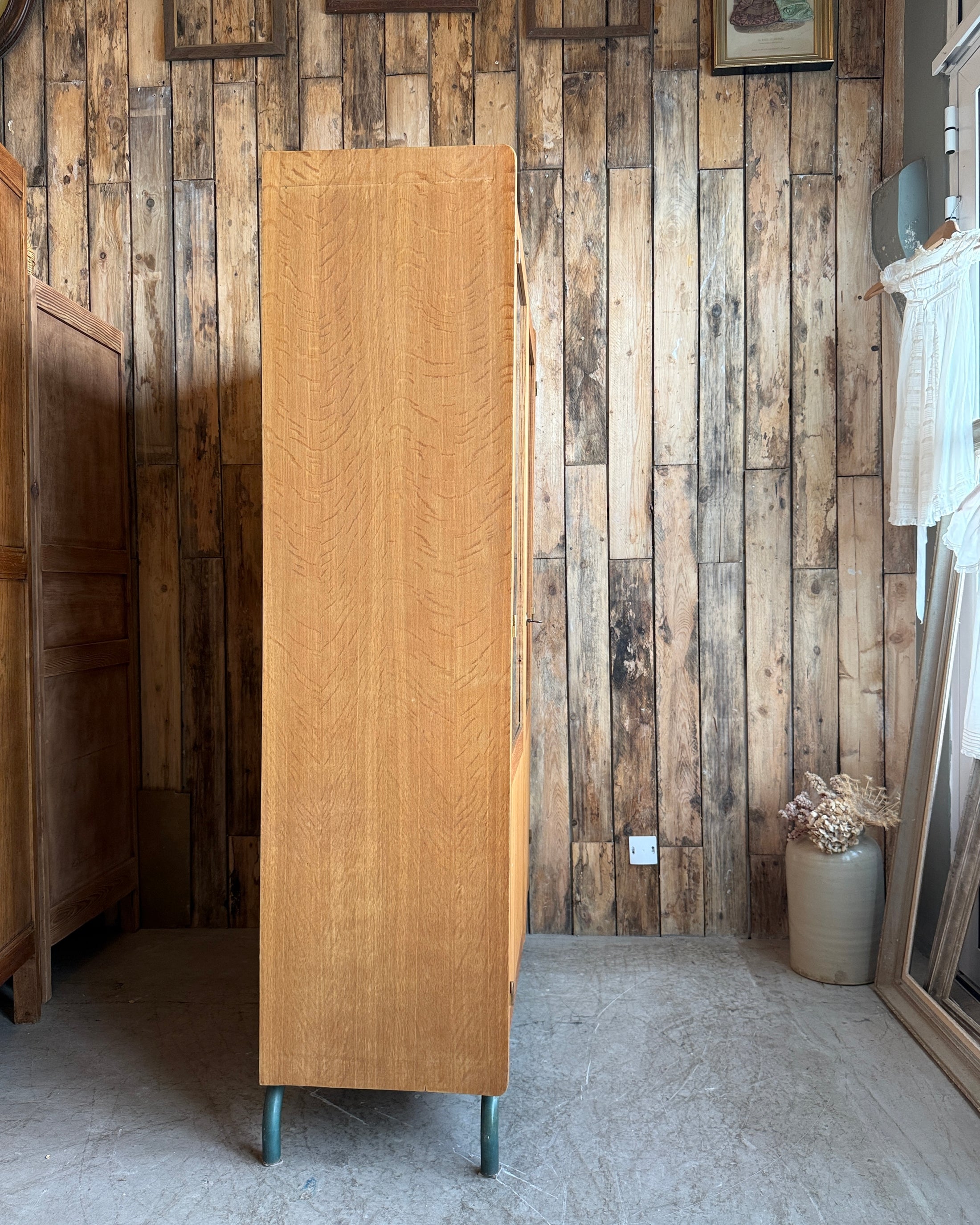 Vitrine vintage d’école