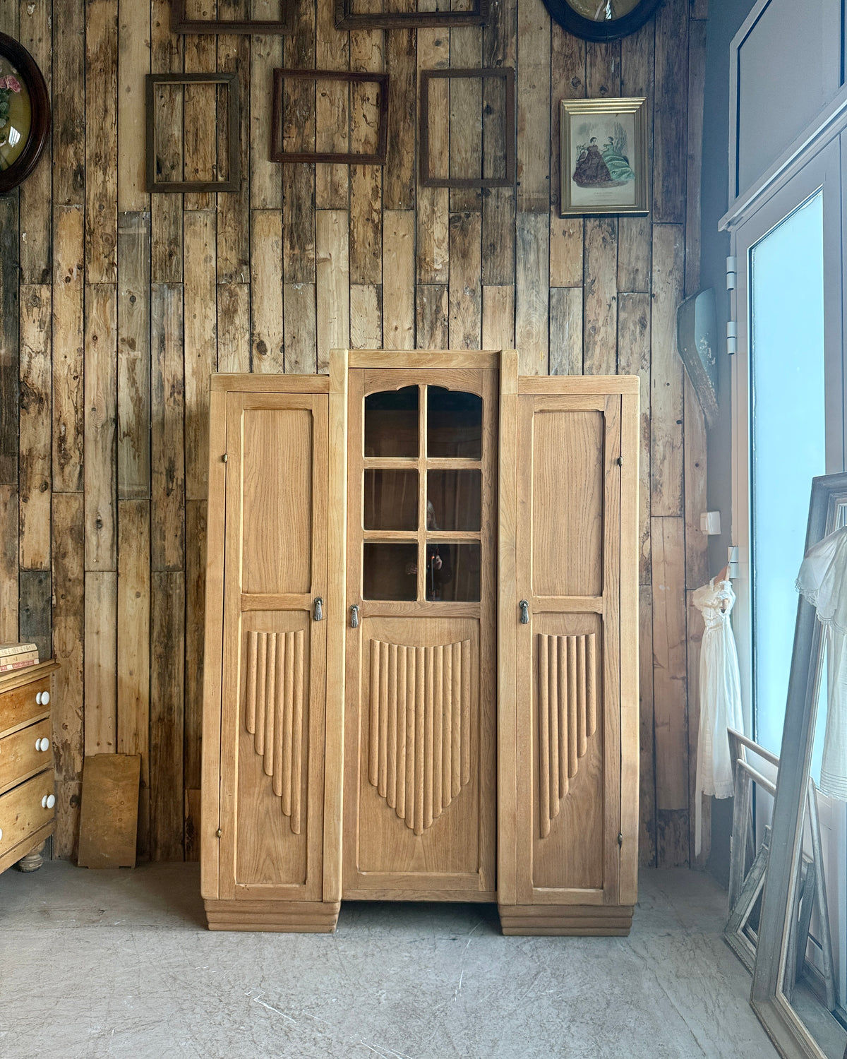 Armoire Art Déco asymétrique trois portes en chêne