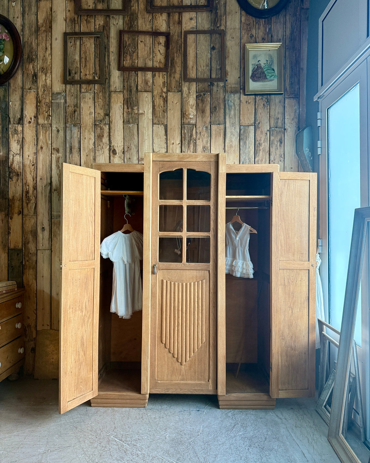 Armoire Art Déco asymétrique trois portes en chêne