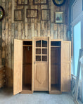 Charger l'image dans la visionneuse de la galerie, Armoire Art Déco asymétrique trois portes en chêne
