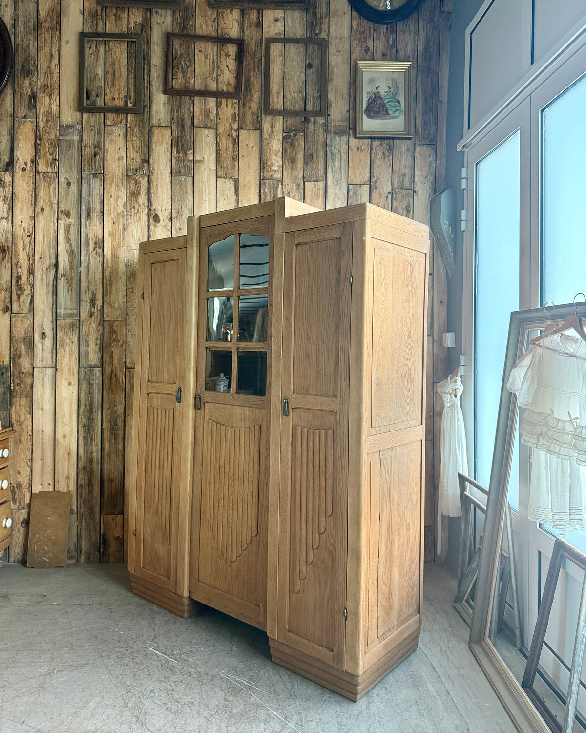 Armoire Art Déco asymétrique trois portes en chêne