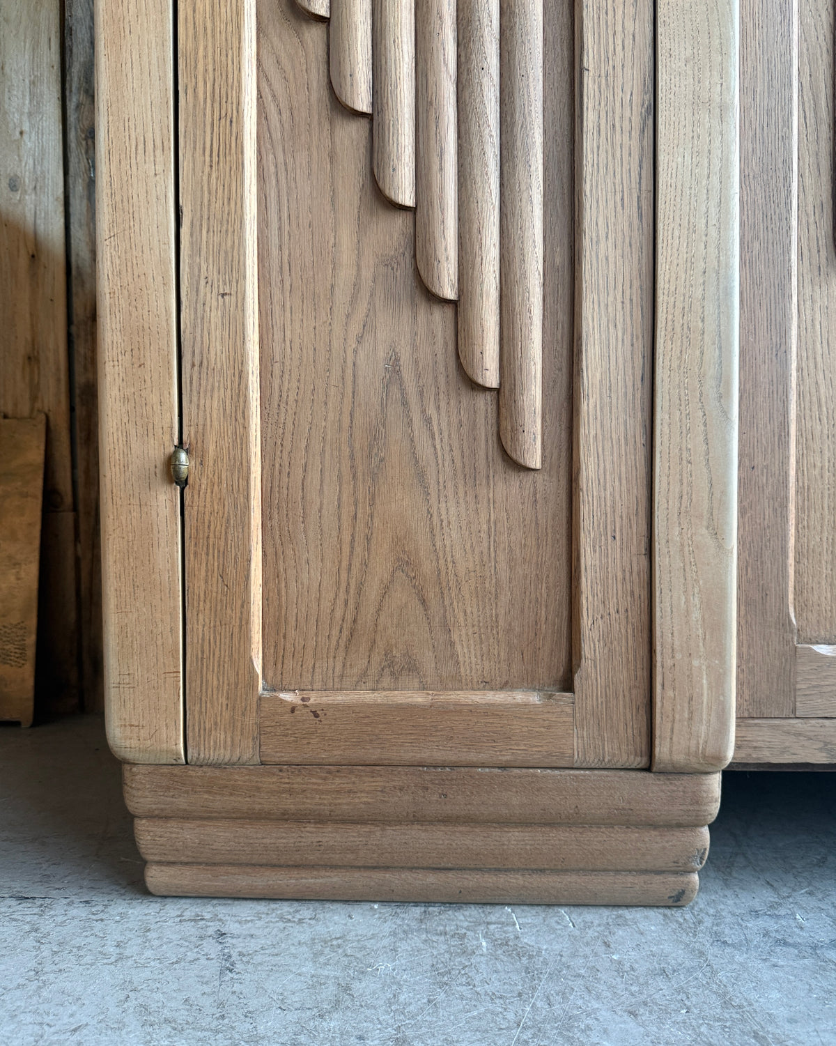 Armoire Art Déco asymétrique trois portes en chêne