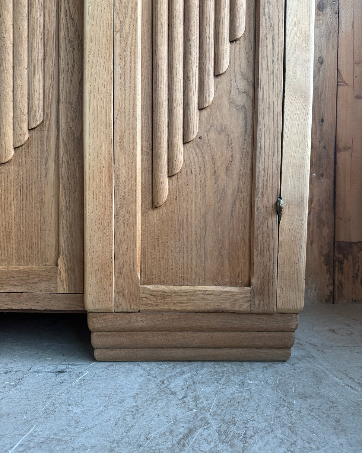 Armoire Art Déco asymétrique trois portes en chêne