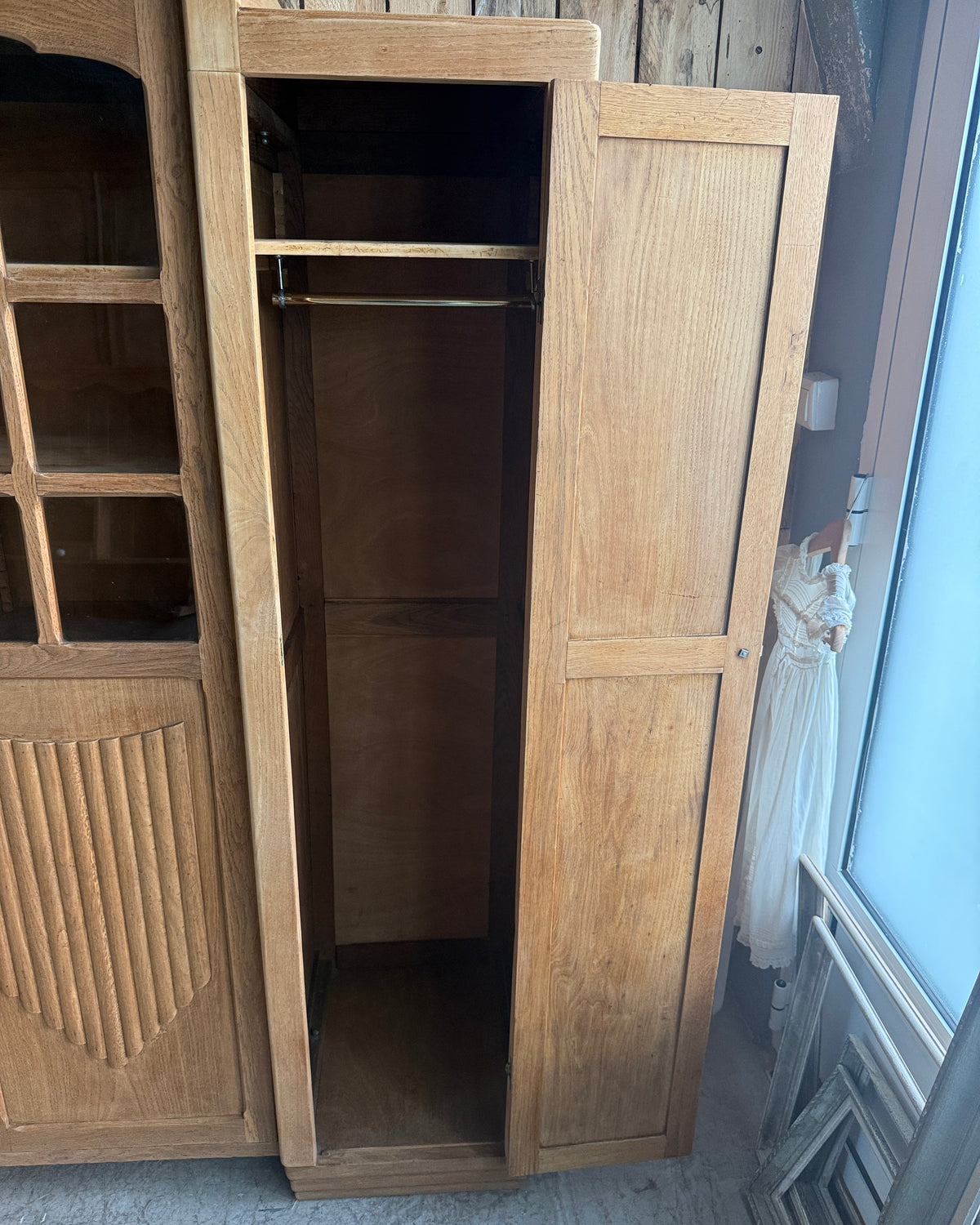 Armoire Art Déco asymétrique trois portes en chêne