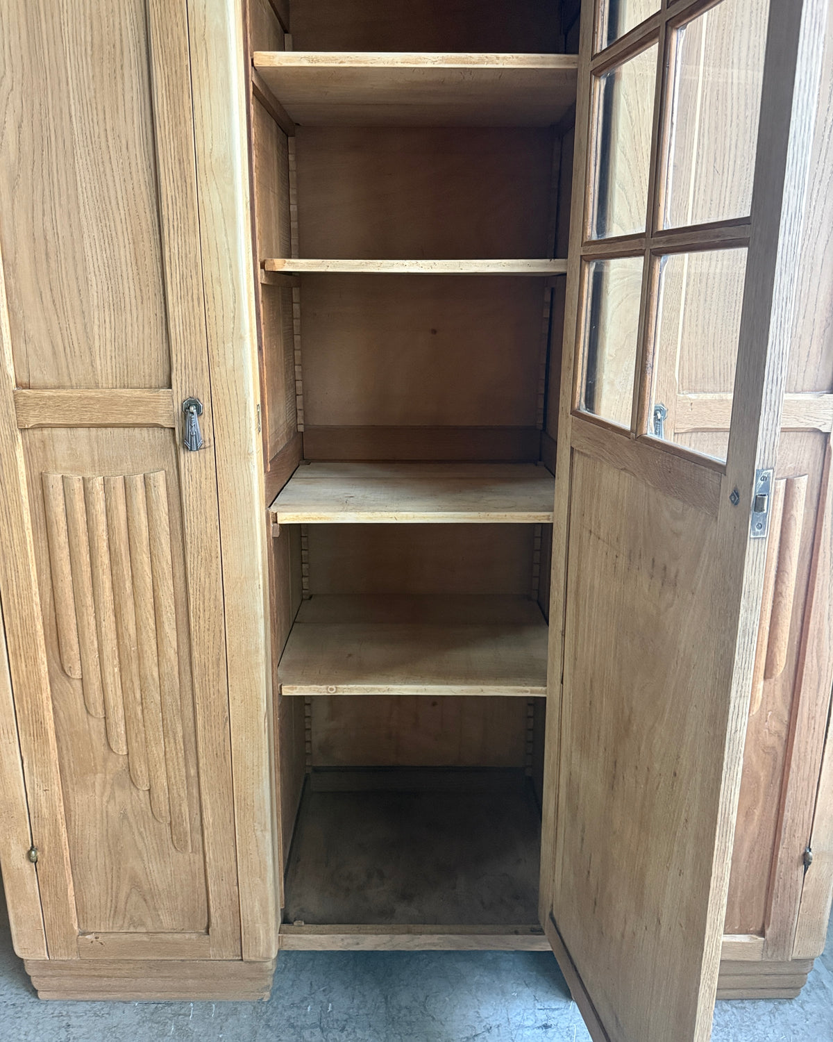 Armoire Art Déco asymétrique trois portes en chêne