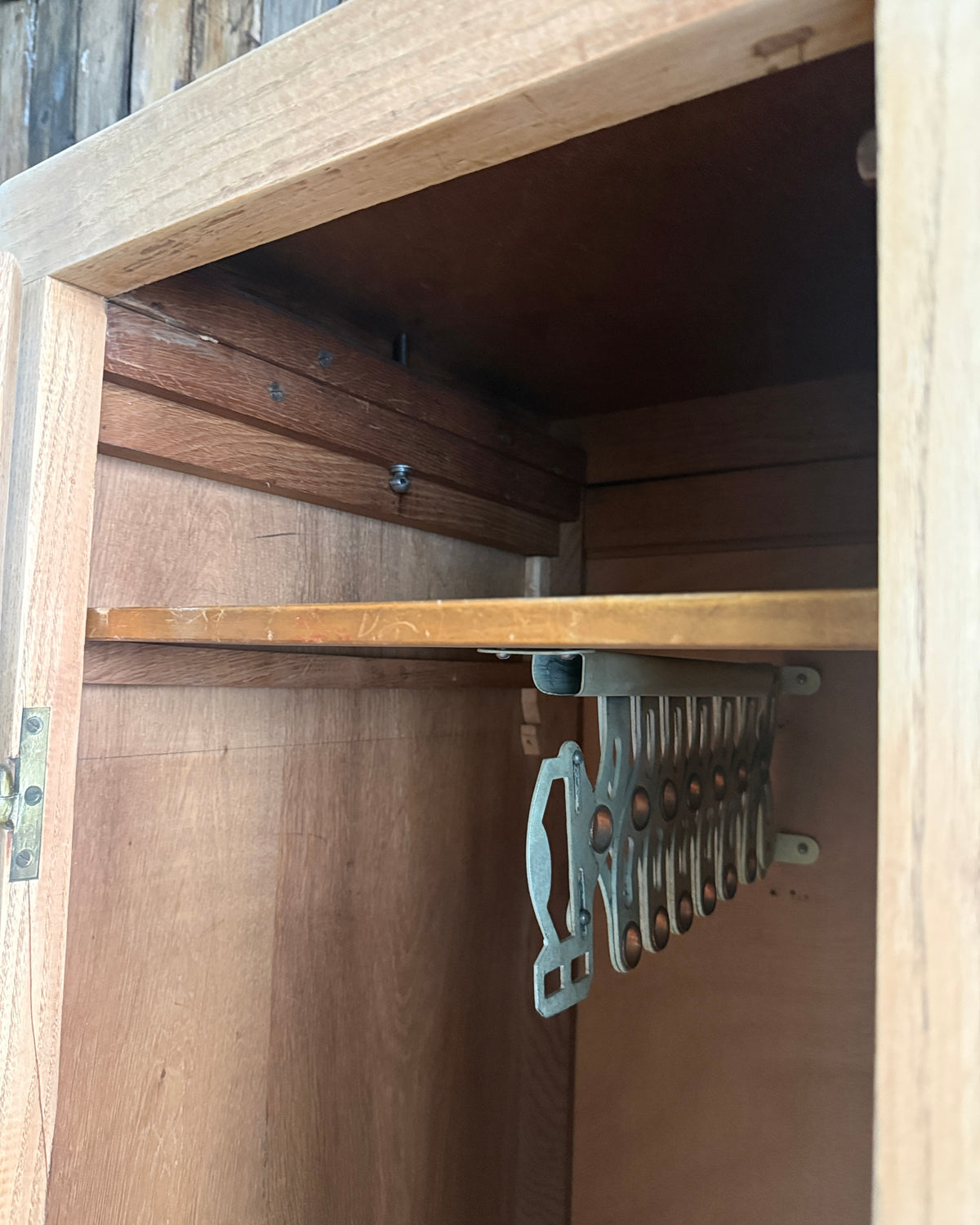 Armoire Art Déco asymétrique trois portes en chêne