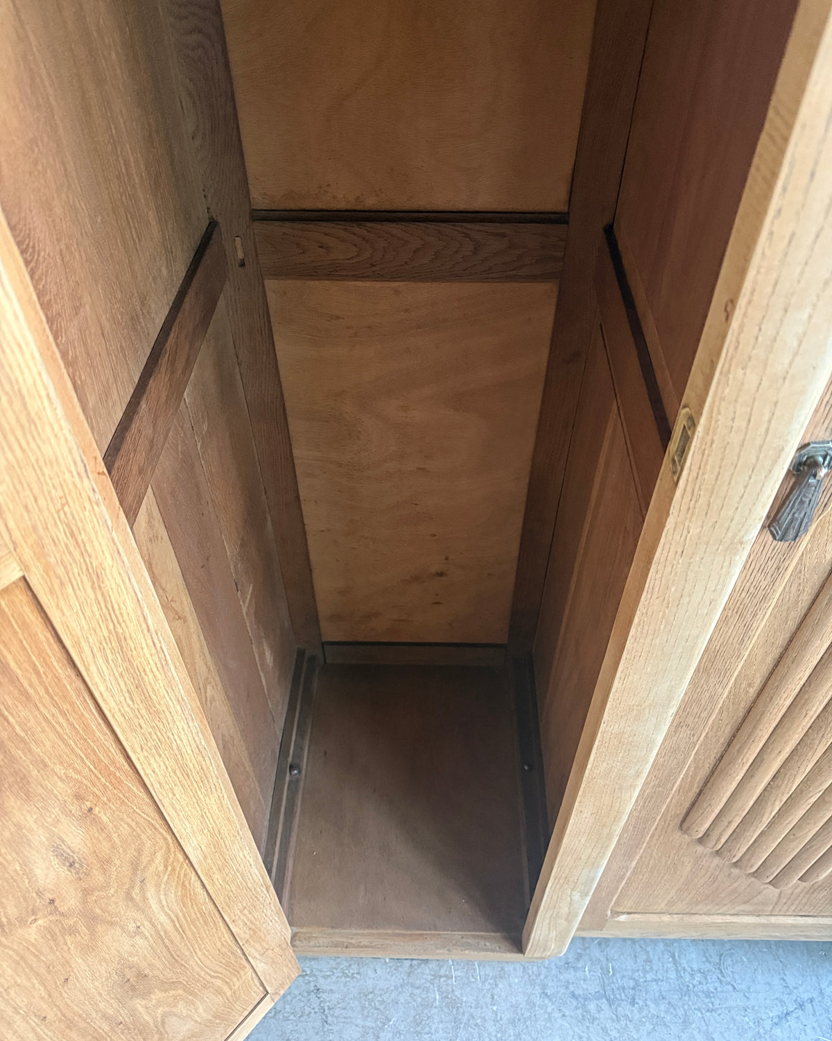 Armoire Art Déco asymétrique trois portes en chêne