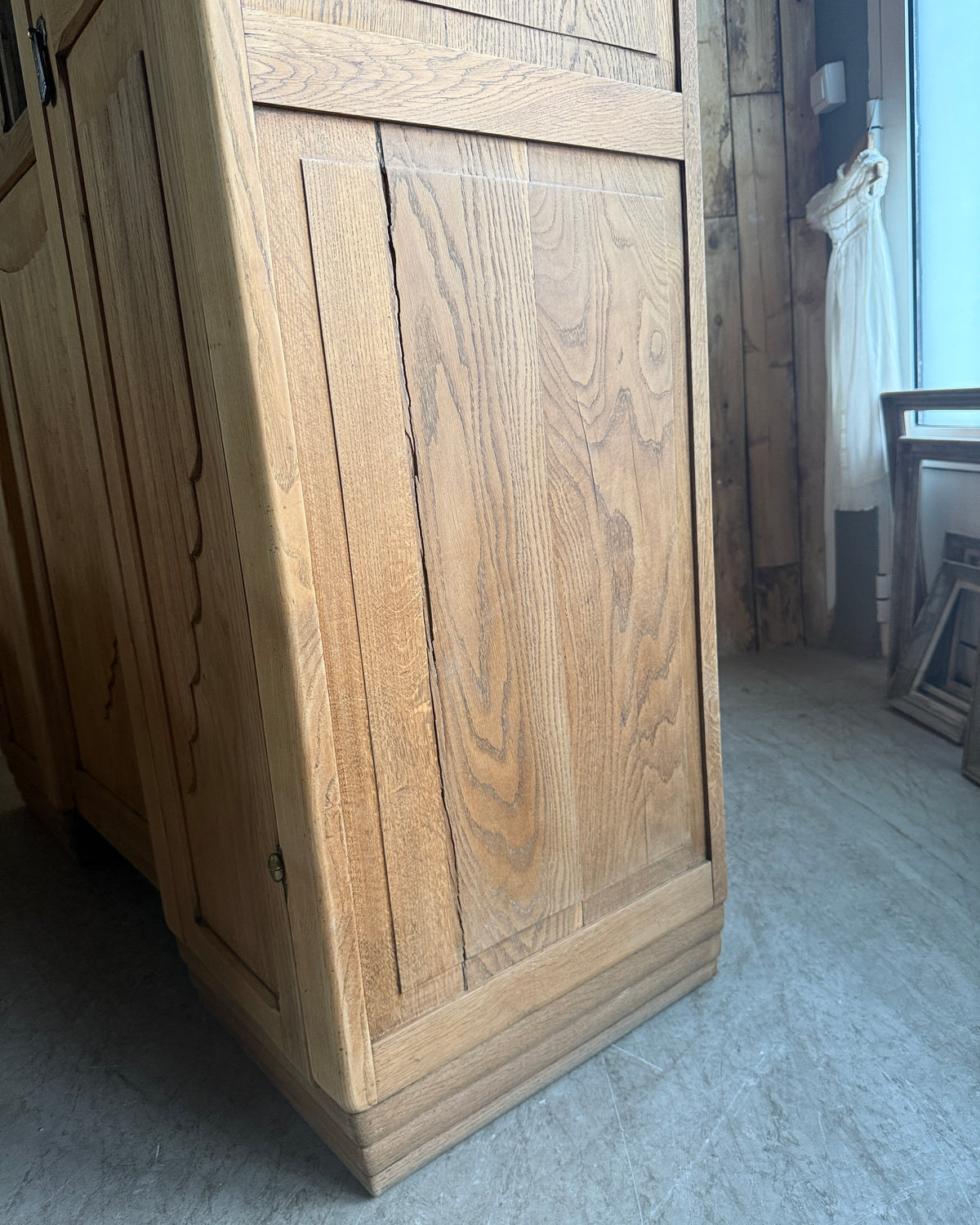 Armoire Art Déco asymétrique trois portes en chêne