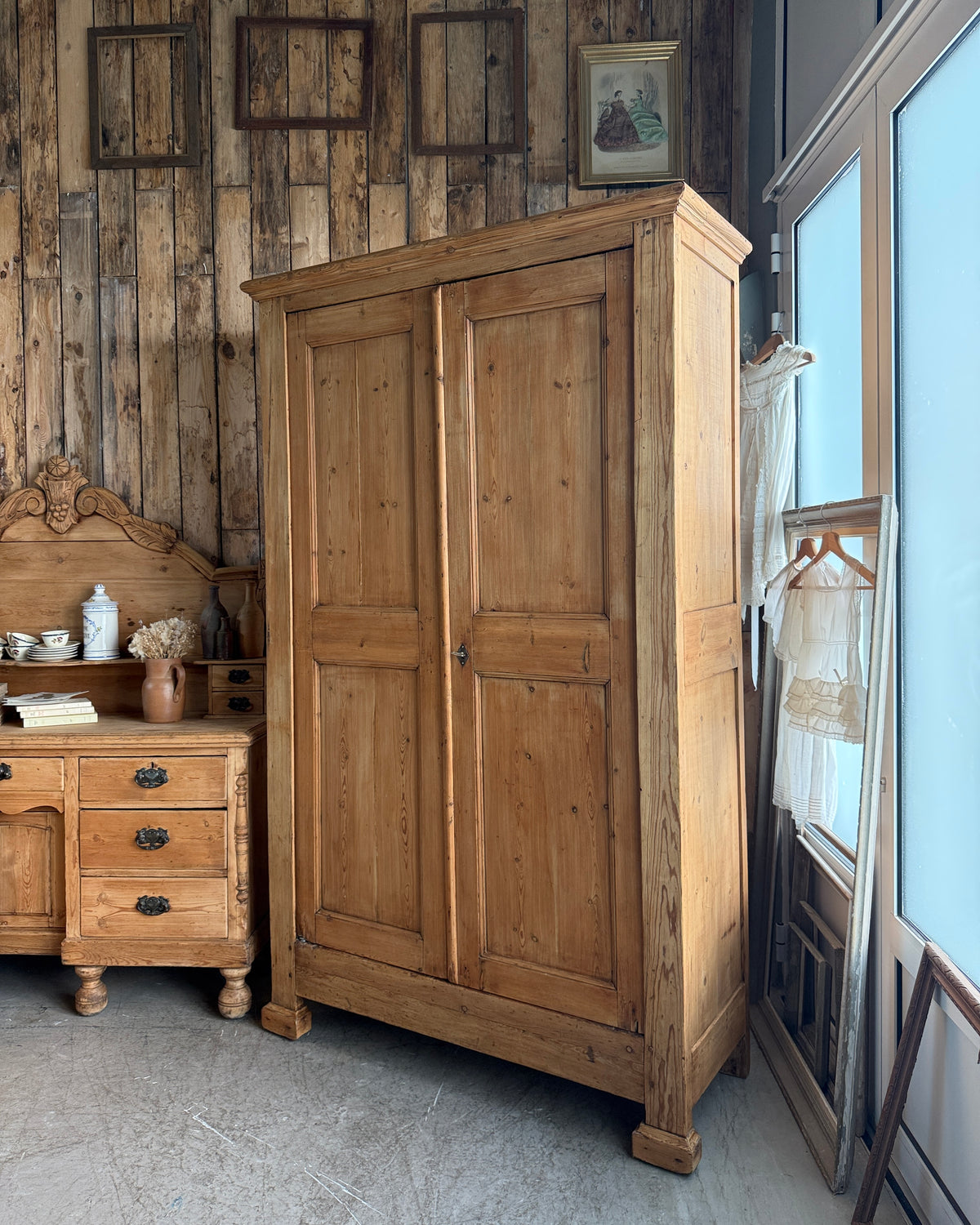 Armoire lingère ancienne en pin massif