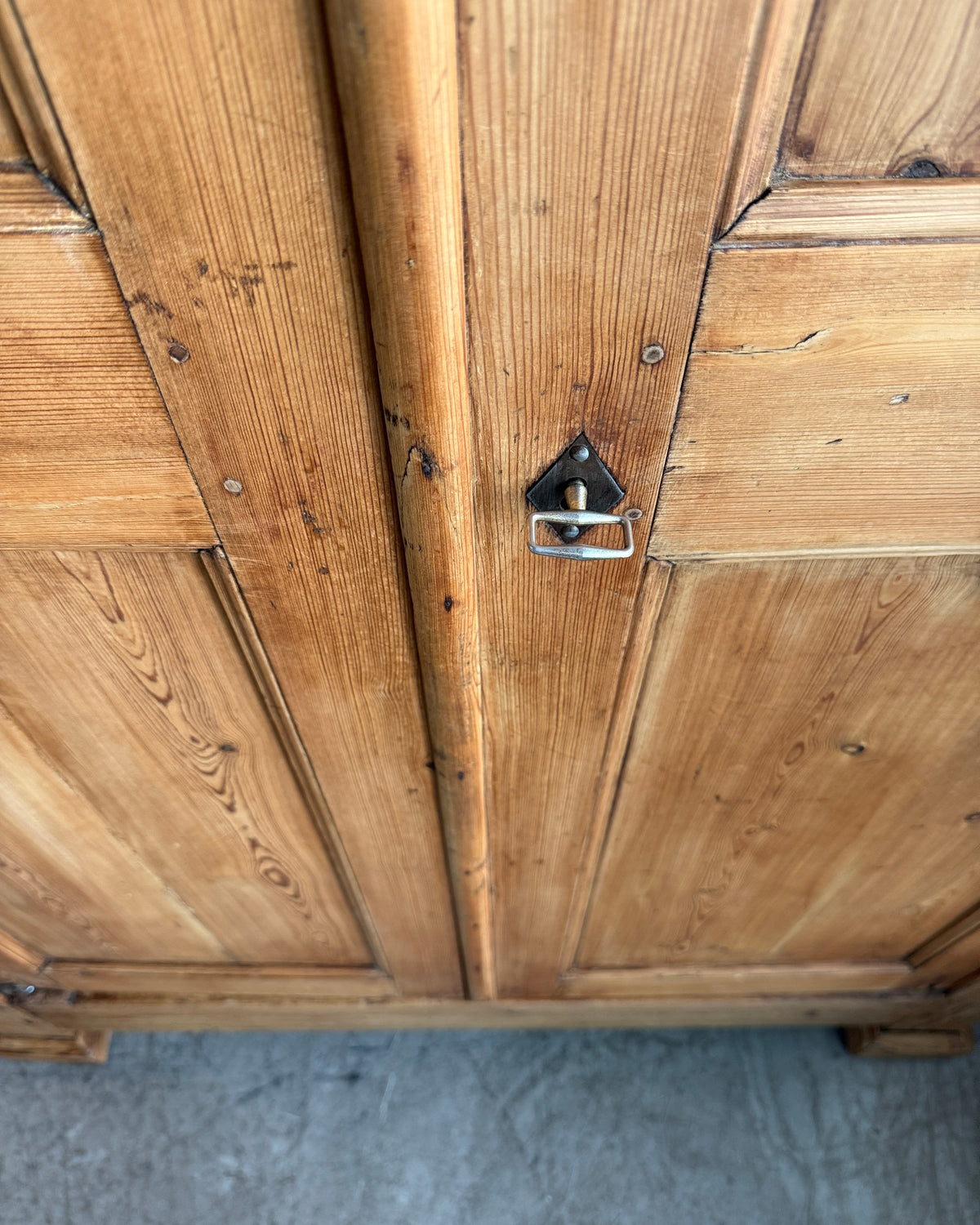 Armoire lingère ancienne en pin massif