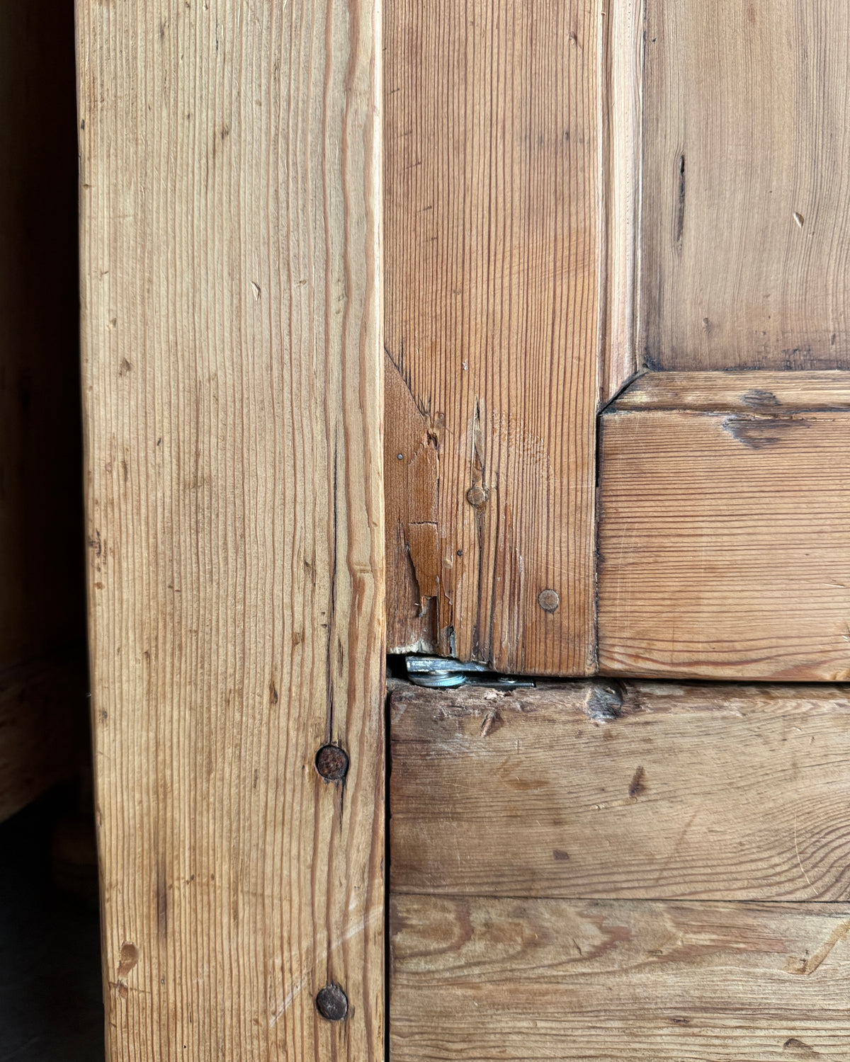 Armoire lingère ancienne en pin massif
