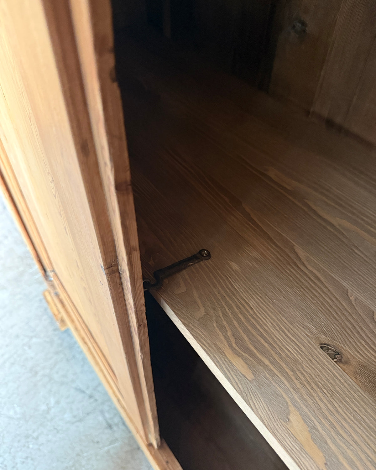 Armoire lingère ancienne en pin massif