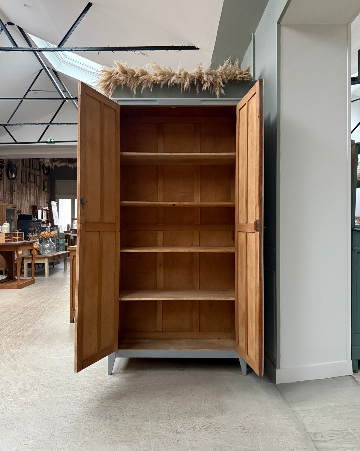 Armoire parisienne grise
