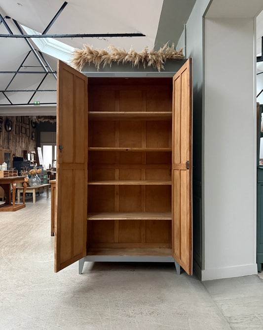Armoire parisienne grise