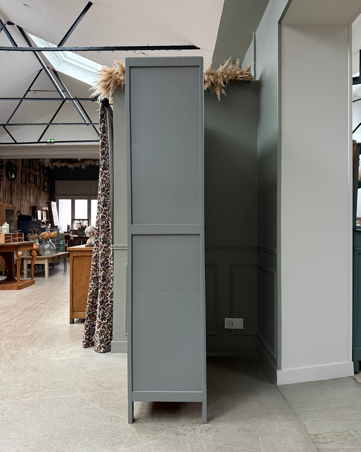 Armoire parisienne grise