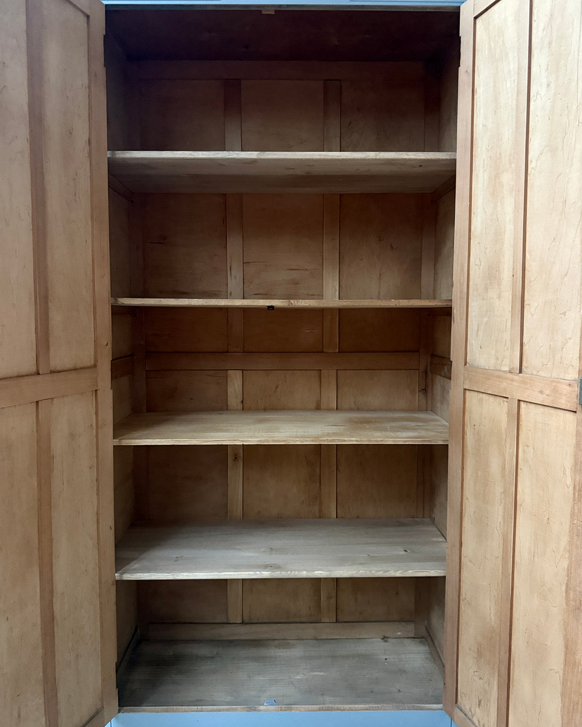 Armoire parisienne grise