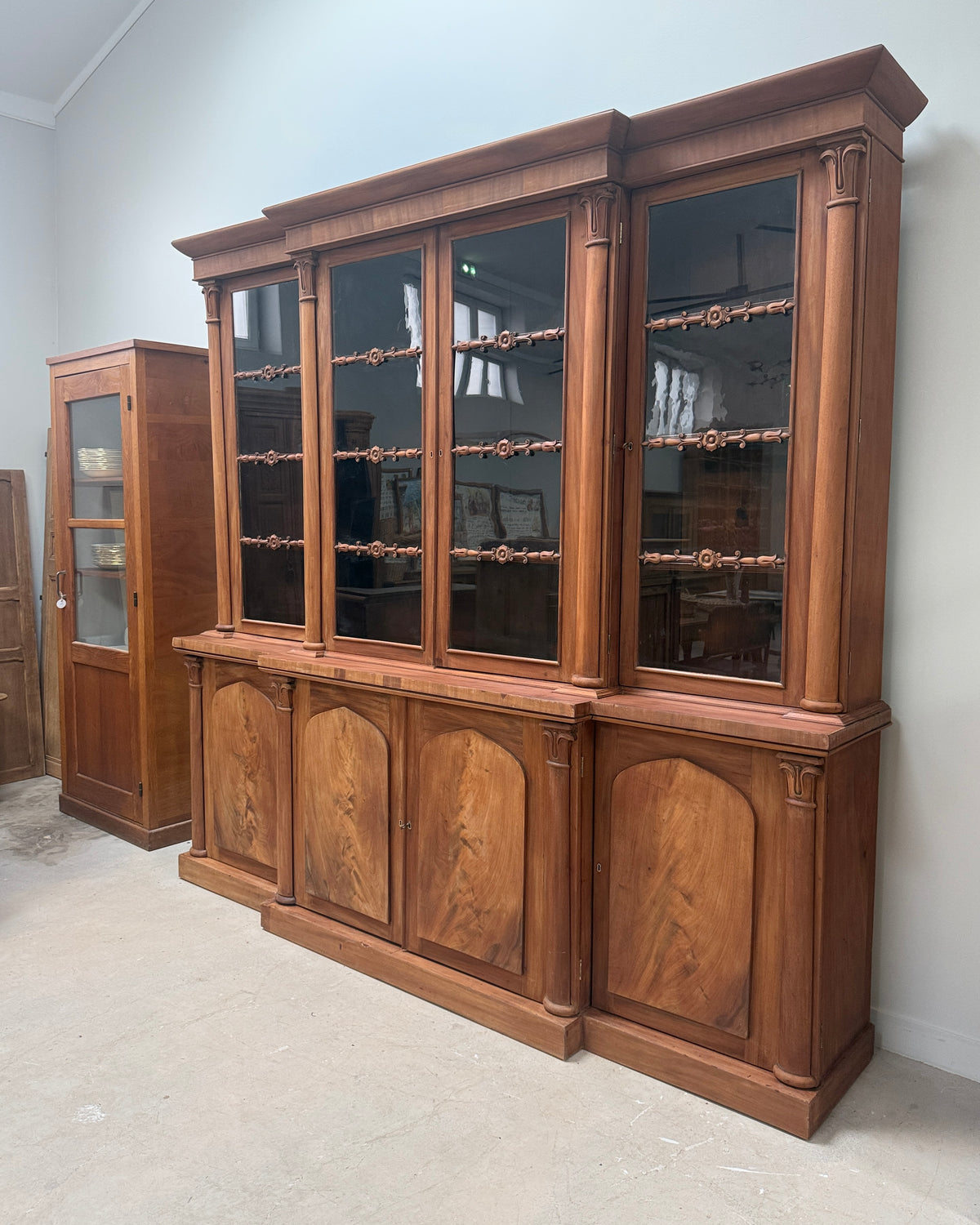 Bibliothèque anglaise en noyer et acajou