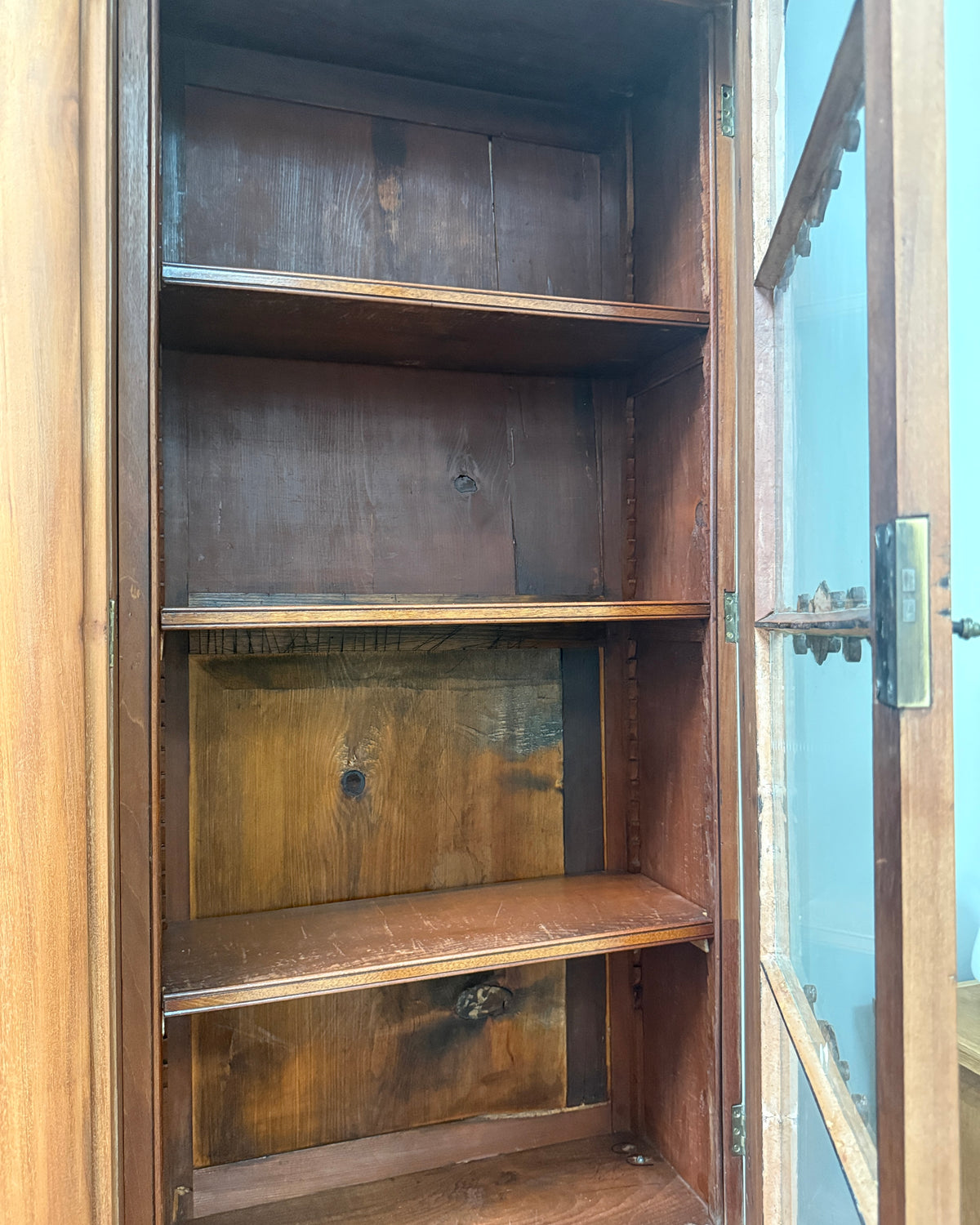 Bibliothèque anglaise en noyer et acajou