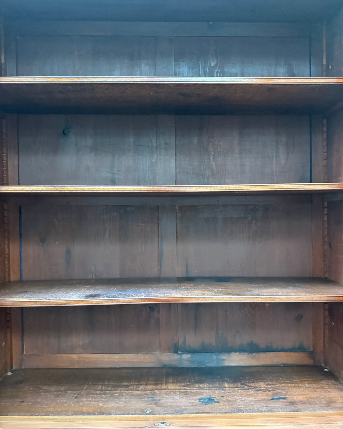 Bibliothèque anglaise en noyer et acajou